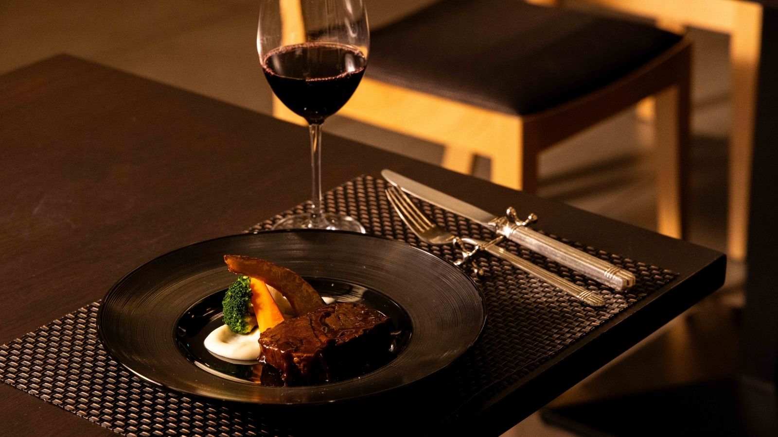 鹿肉の赤ワイン煮込み