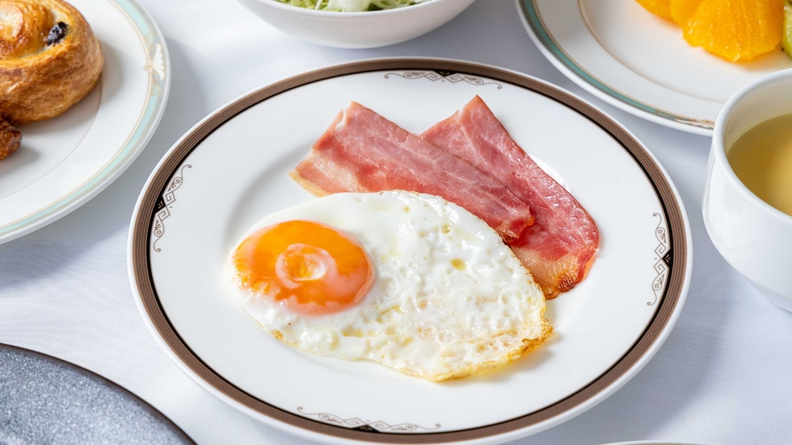 朝食　目玉焼き