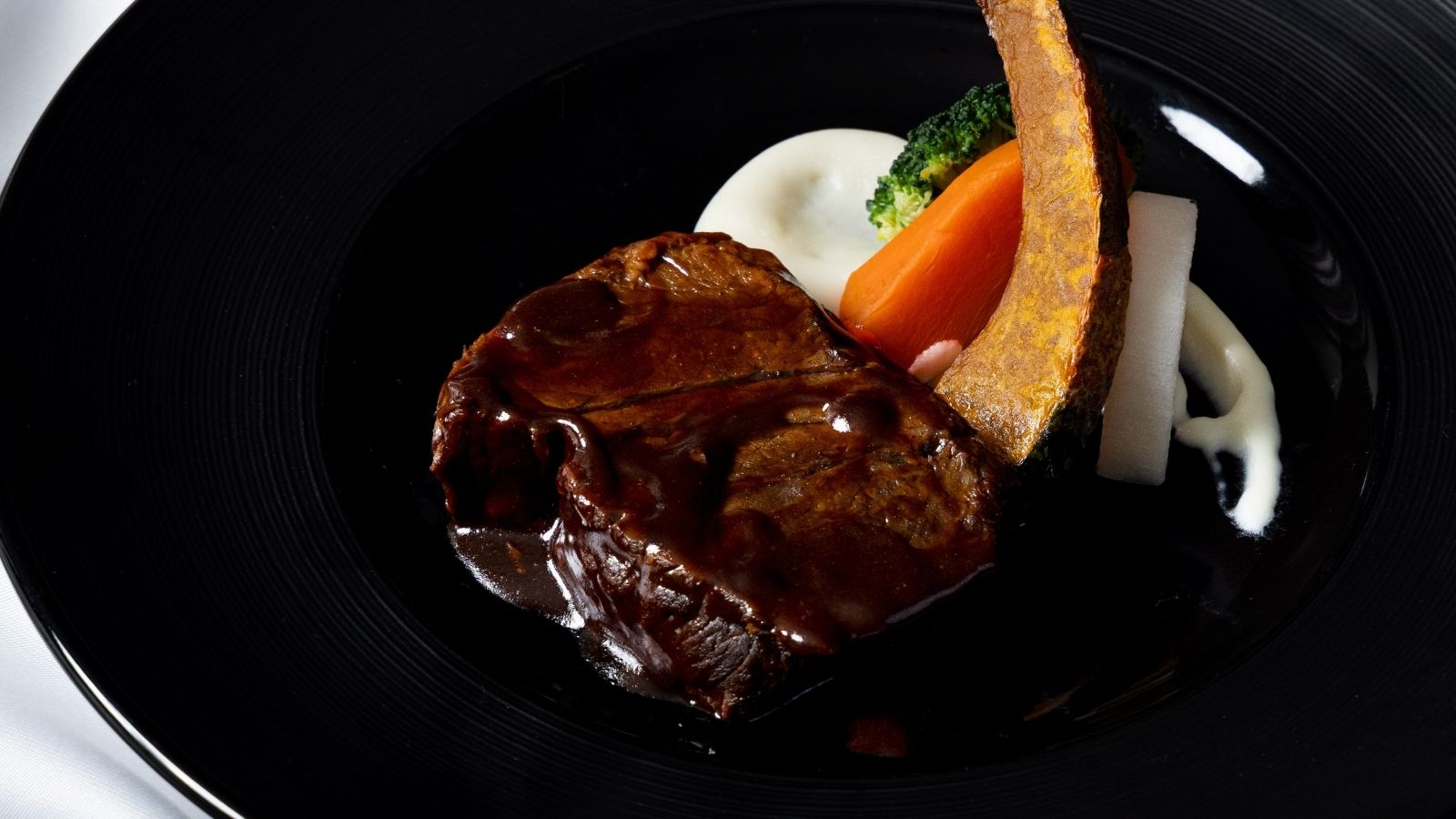 鹿肉の赤ワイン煮込み