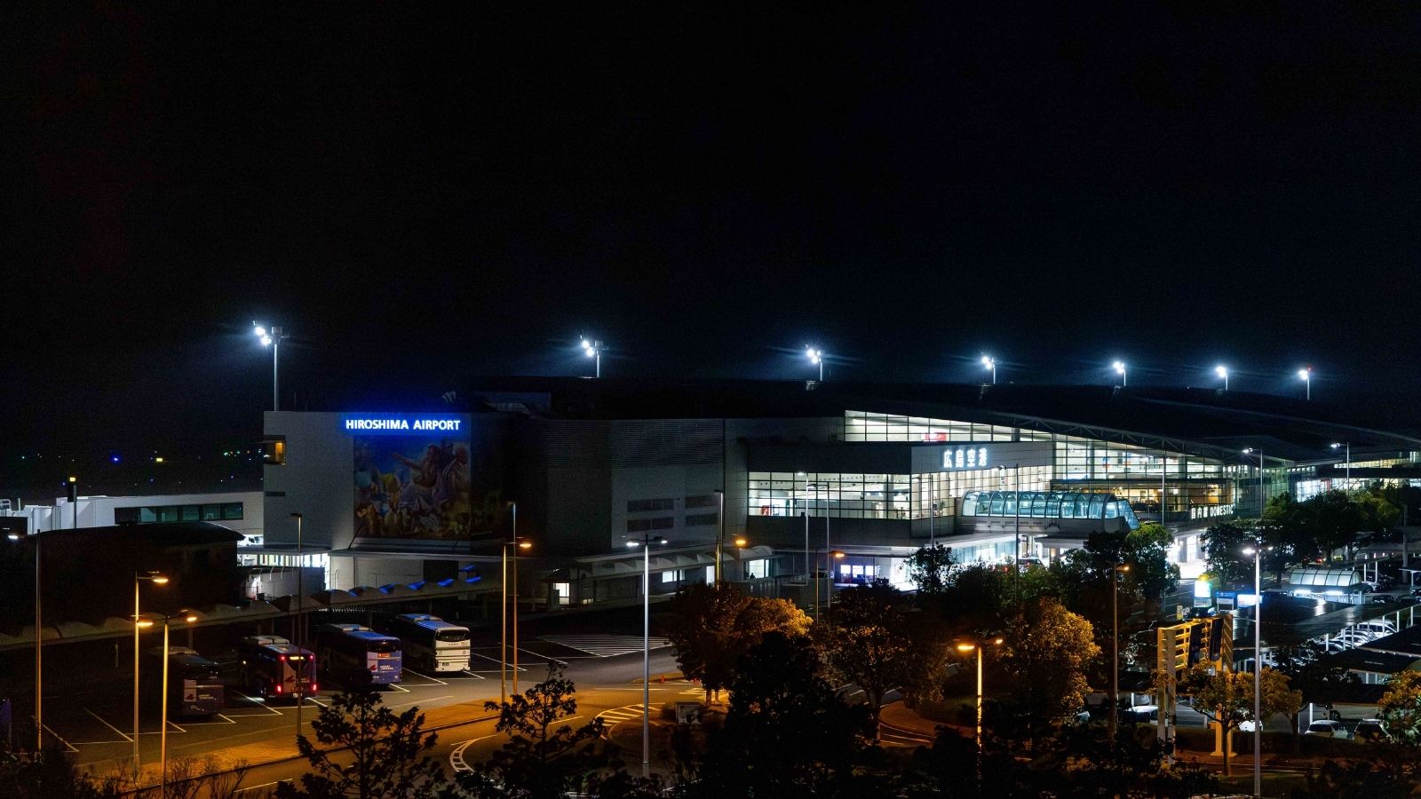 夜の広島空港