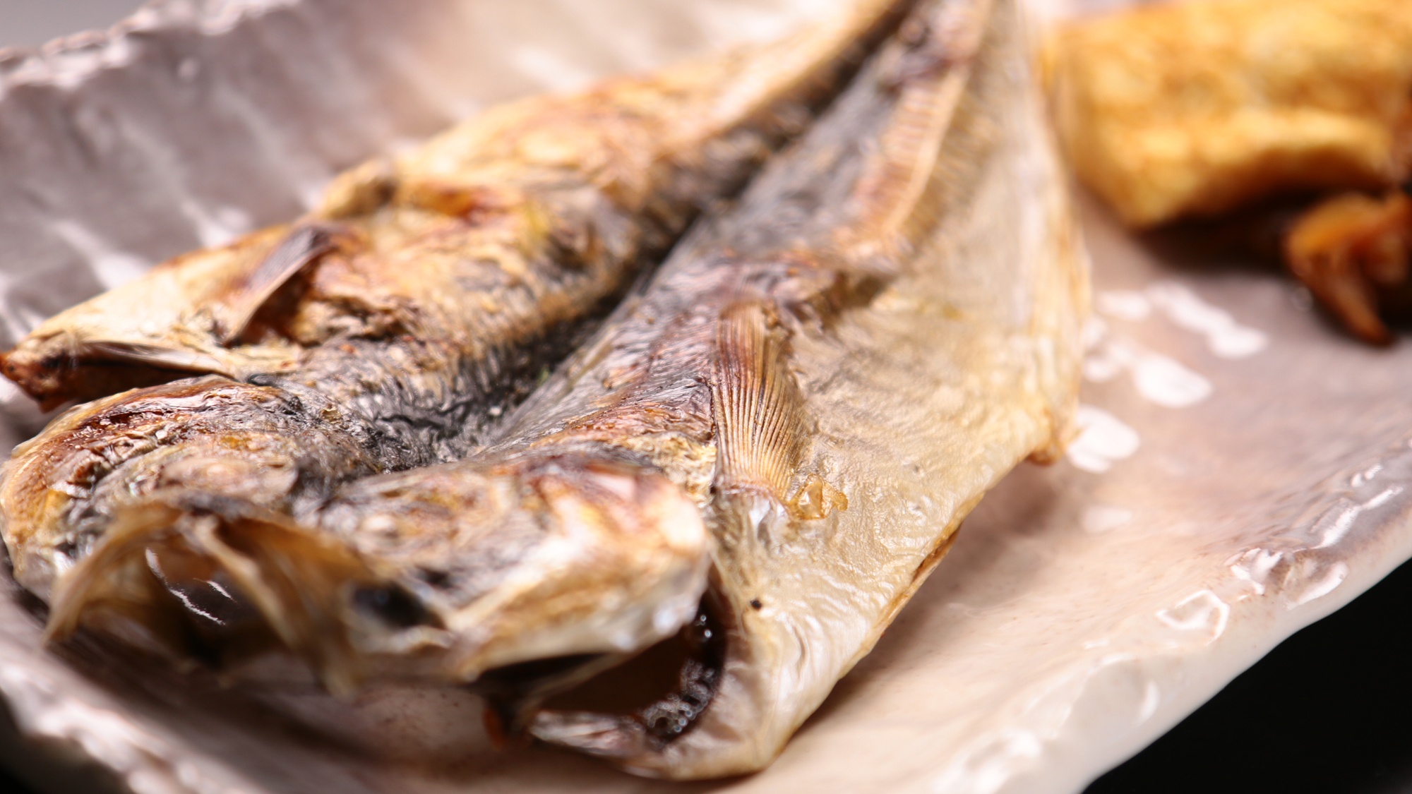 料理_朝食焼魚_焼魚は地の干物をどうぞ。ぎゅっと味が凝縮された干物は和朝食では外せないですよね。*