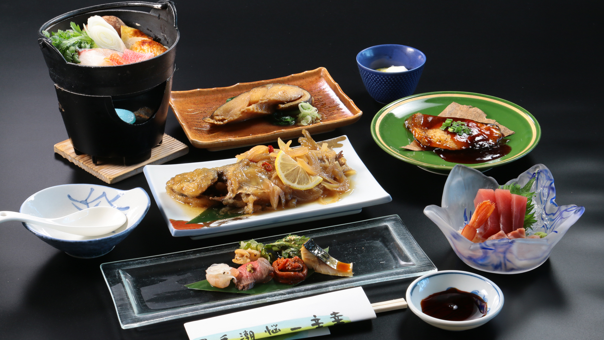 料理_夕食一例_新鮮な海鮮がメインの料理となります。季節により料理内容は異なります *