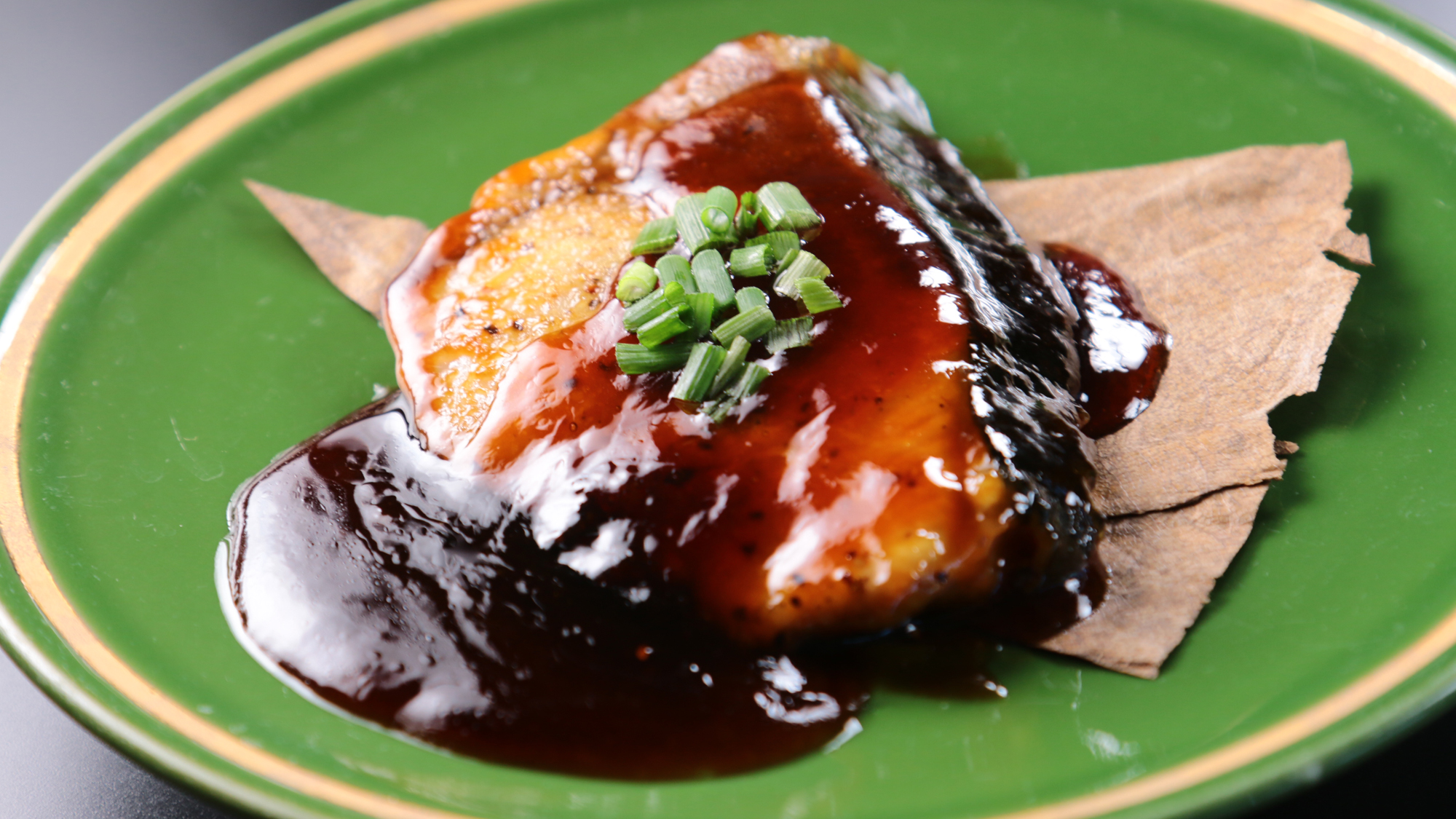 料理_焼物一例。ブリの朴葉焼き。おかずにもおつまみにも人気の一品 