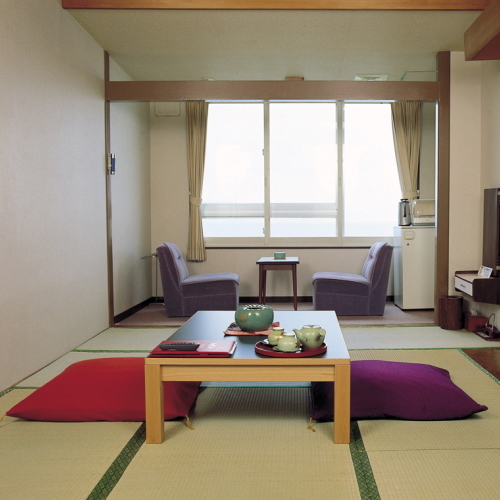 Japanese-style room facing the lake 8 tatami mats (free Wi-Fi connection)