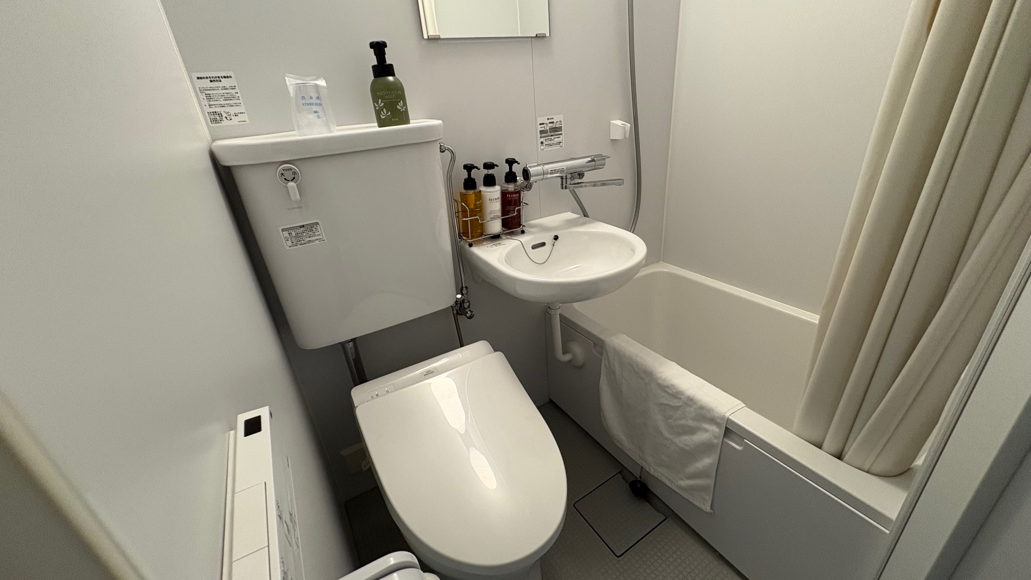 ユニットバス交換進行中！現在禁煙のセミダブル、エコノミーとスタンダードツインの1部部屋以外交換完了