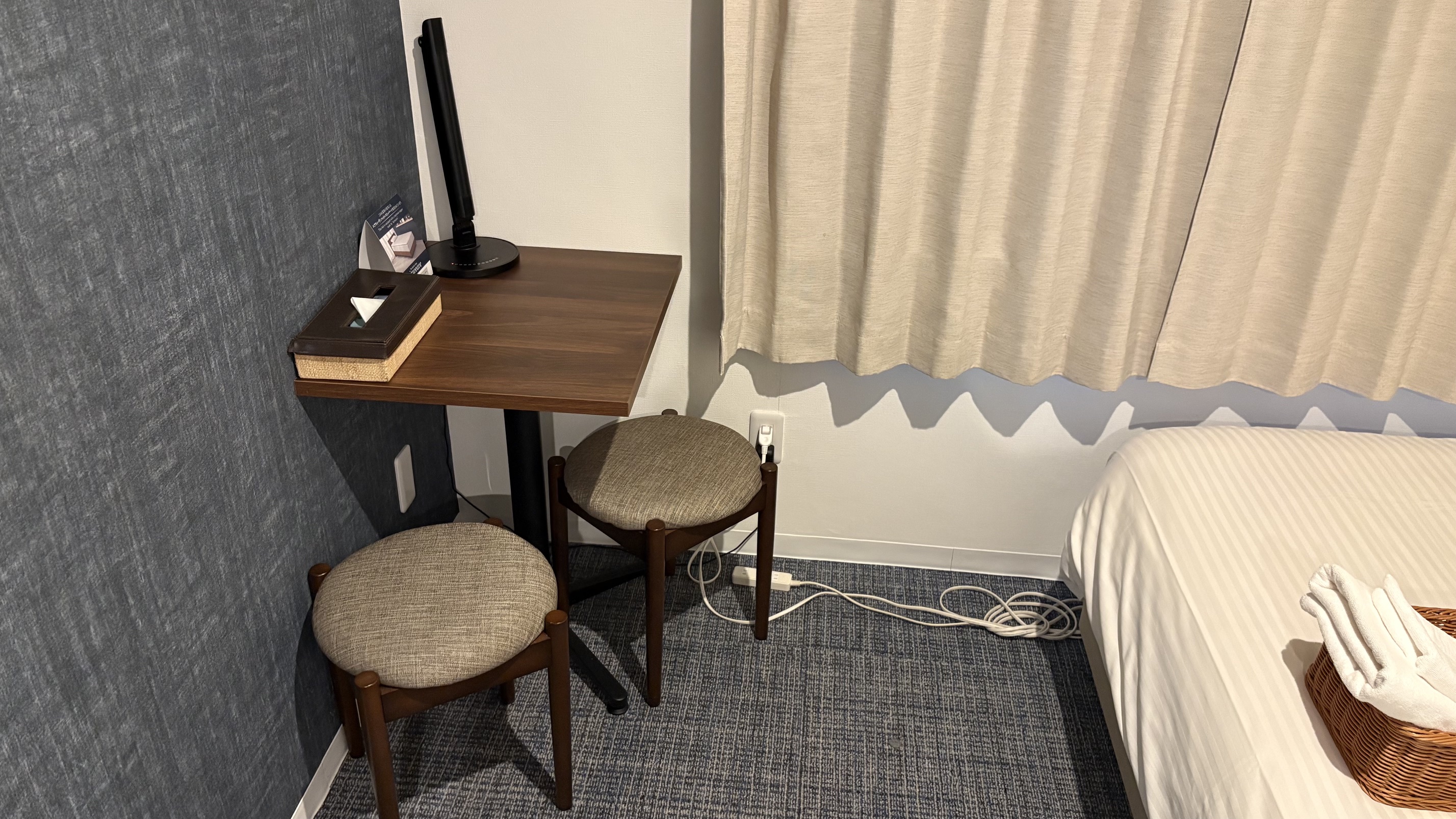 各お部屋にはテーブルとイスが設置されています。wi-fi、有線LAN完備。お仕事にも。