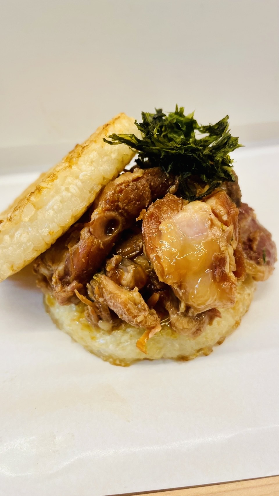 夜鳴きらーめんの別アイテムとして、夜鳴き丼がありますが、さらに新たなアイテムとしてごはんバーガーのルーロー飯バーガーが登場します。毎週木曜から日曜で１日５食限定とします。夕方以降の交換でなくなり次第終了です。夜鳴きラーメンの代わりなので、食券をフロントまでお持ちいただくとルーロー飯バーガーをお渡しします。お客様自身でレンチンしていただきお召しあがりいただきます。夜食用に、朝食用にお食べいただけます。翌朝午前中までです。