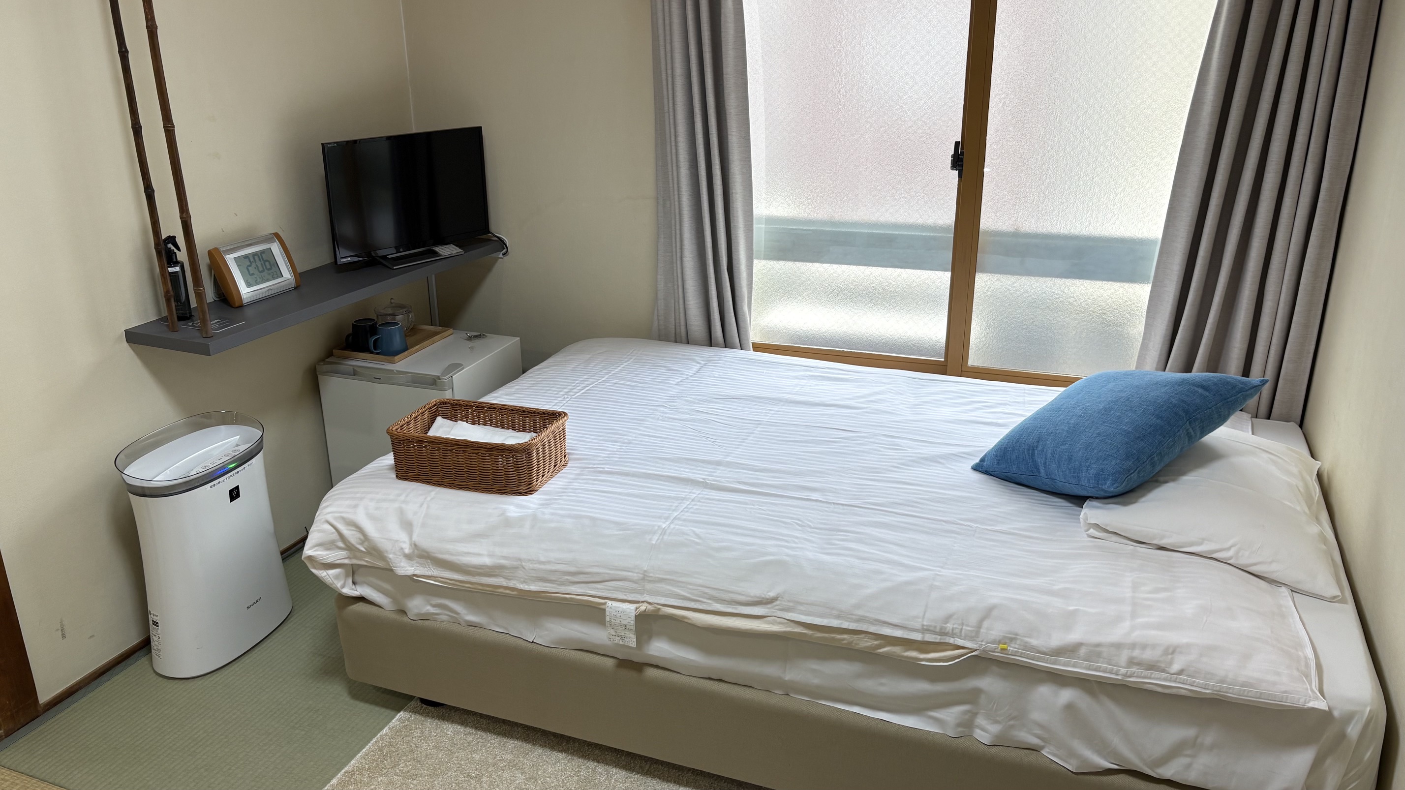 和室ベッドのお部屋です。畳とベッドでいいとこどりです。くつろぎの空間でお過ごし下さい。
