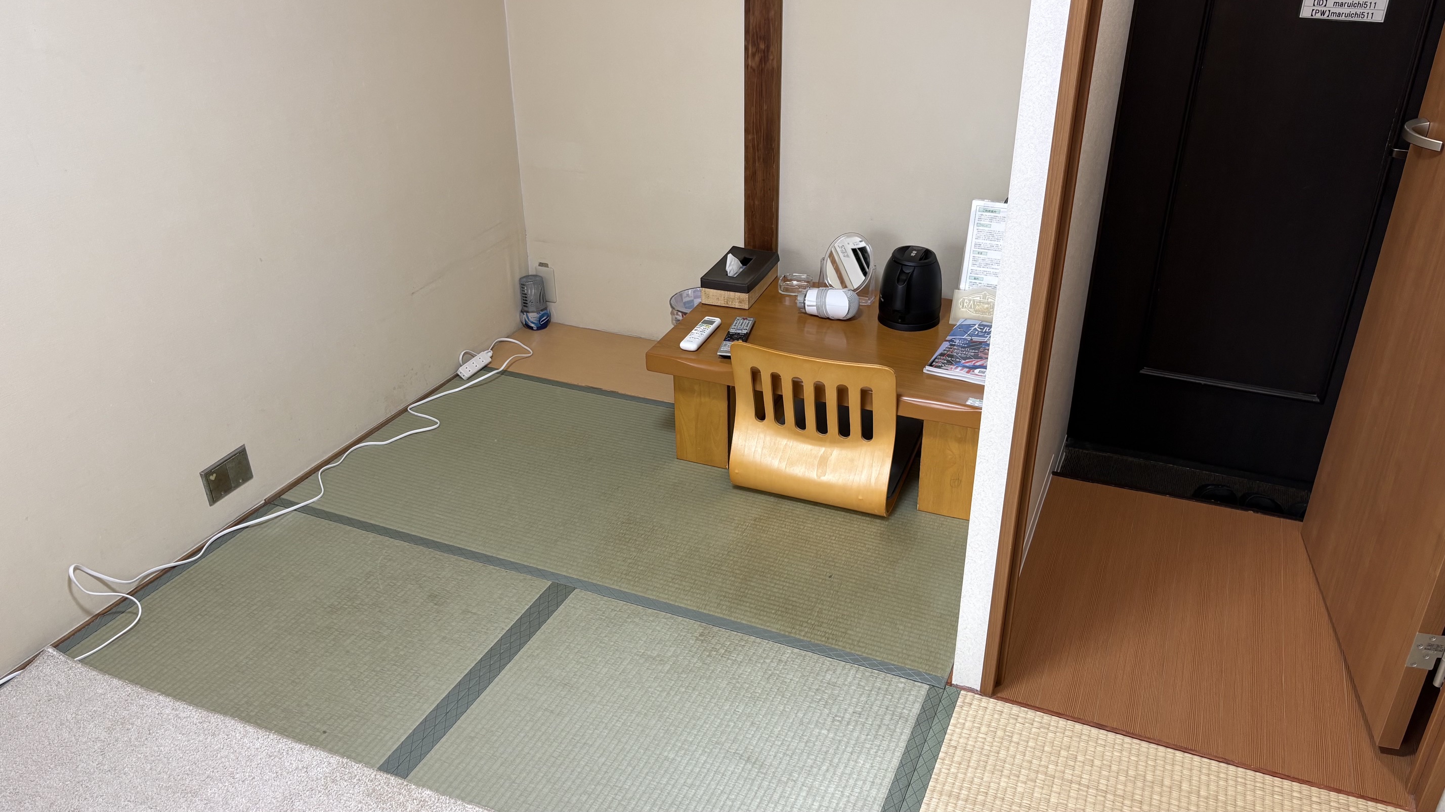 和室ベッドのお部屋です。畳とベッドでいいとこどりです。くつろぎの空間でお過ごし下さい。