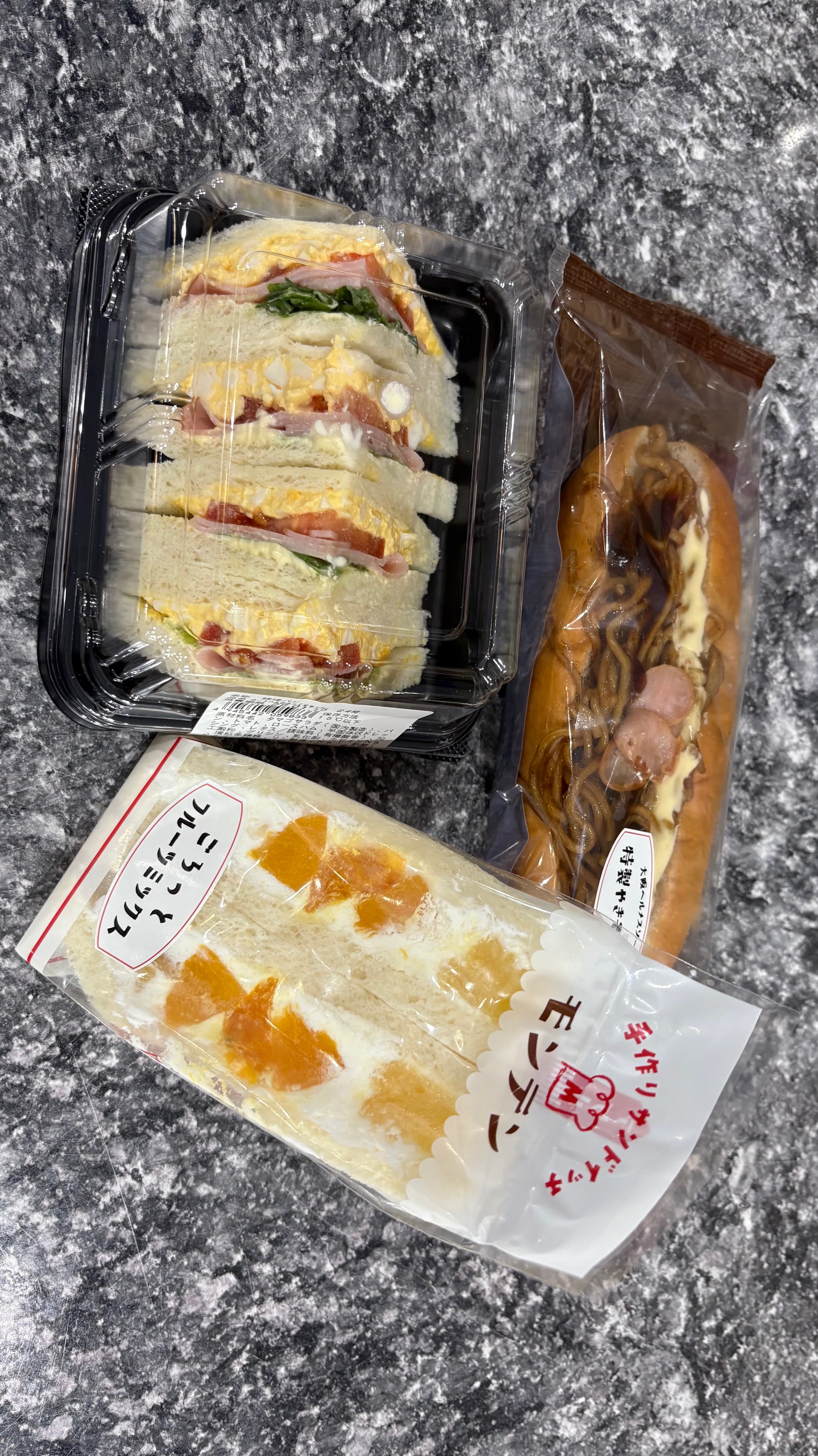 ２月８日から予定で今の軽朝食からサンドイッチに変わります。①メインのサンドイッチ（ミックスサンド、BLTサンド等）②ドック系（やきそばパン、カレーコロッケパン等）③デザートパン（フルーツサンド等）の３点セットとなります。ドリンクは変わらずカップ式自販機（コーヒー、紅茶、ジュース、コンソメスープ、コーンスープ）にて飲み放題です。サンドイッチは毎日違う組み合わせで提供しますので連泊でも味変できると思います。途中からのスタートとなる為、すでに朝食ありでお申込みの方もこちらのサンドイッチになります。