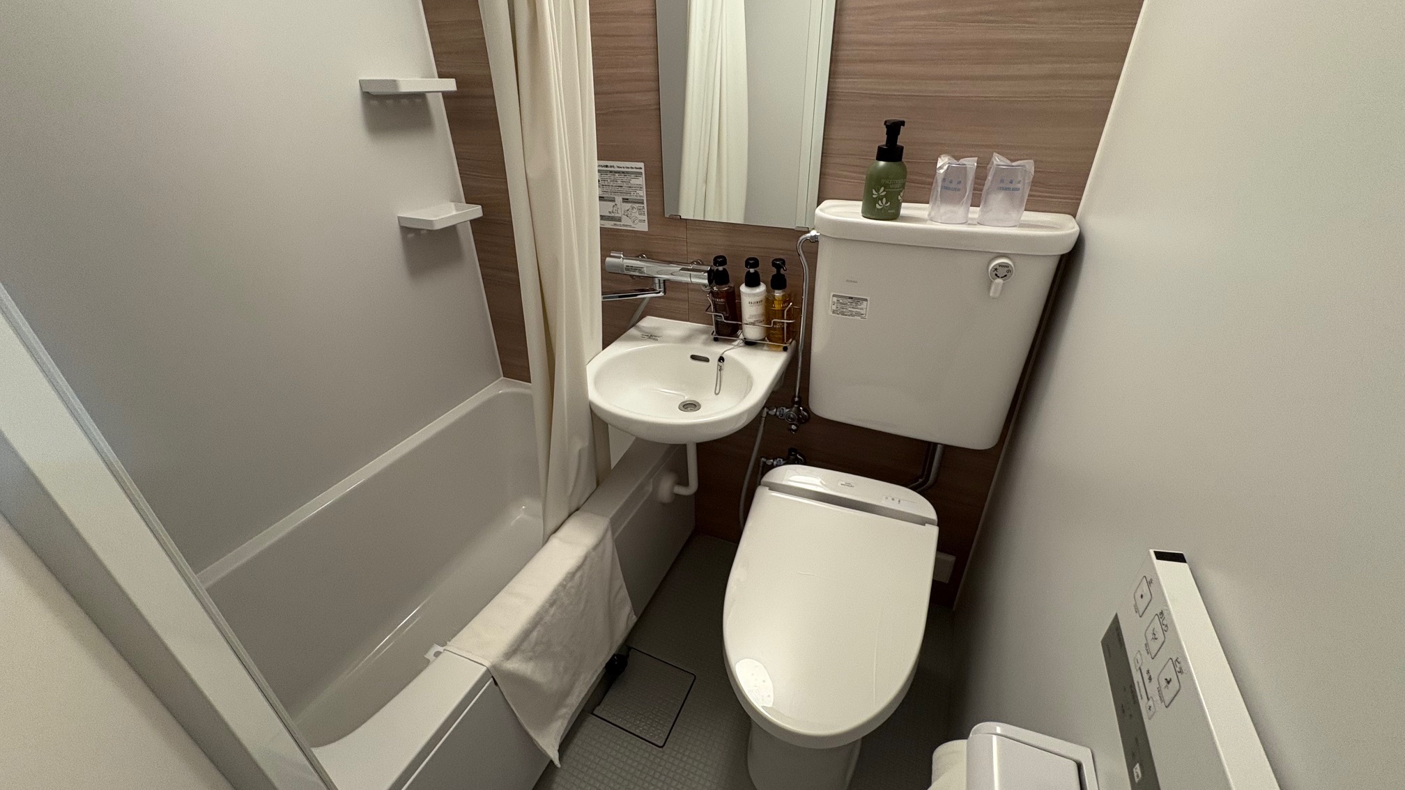 ユニットバス交換進行中！現在禁煙のセミダブル、エコノミーとスタンダードツインの1部部屋以外交換完了