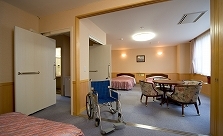 【バリアフリー洋室一例】車椅子利用も可。部屋の真ん中を仕切ることも可能です。
