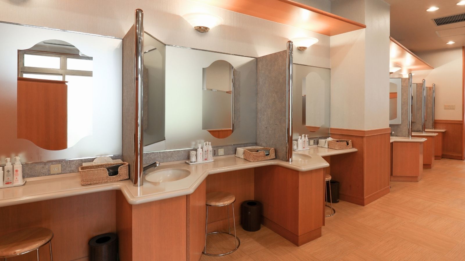 【脱衣所】広々とした空間と整理された棚で快適に