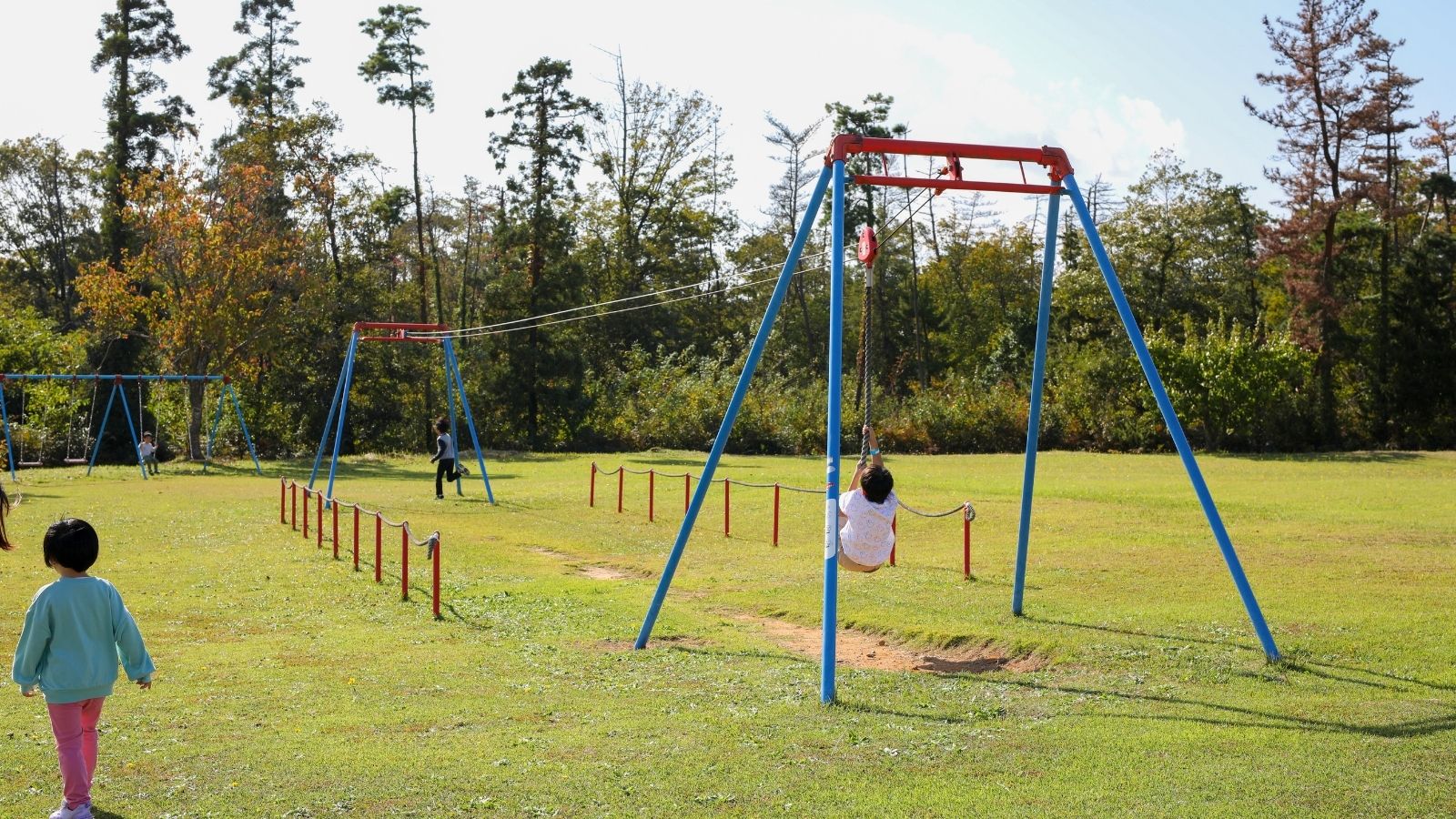 【遊具コーナー】ブランコや滑り台で思いっきり体を動かしてリフレッシュ！