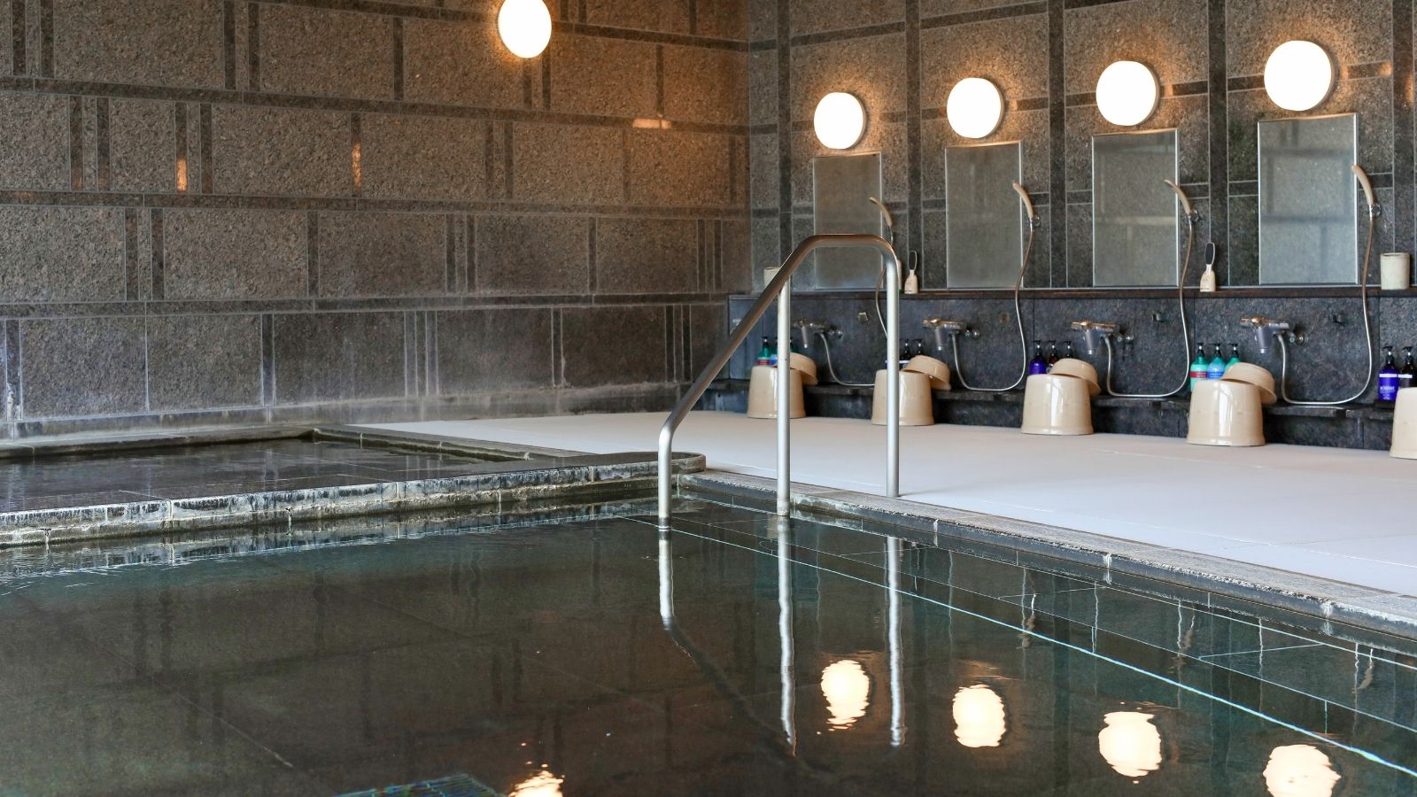 【大浴場】 広々とした内湯で、心身ともにリラックス。