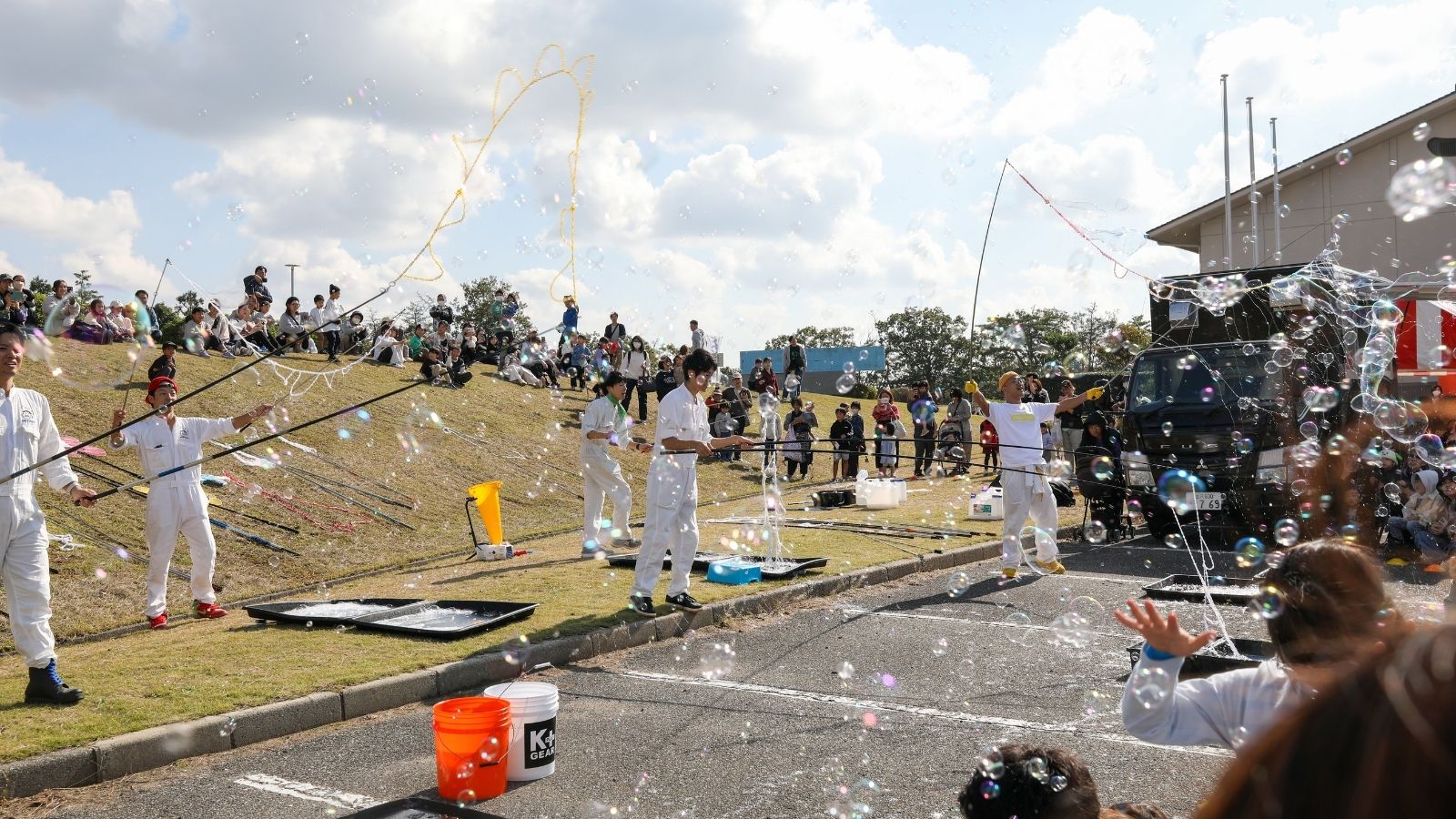 【しゃぼん玉ショー】空いっぱいに広がるシャボン玉に、子どもも大人も夢中！