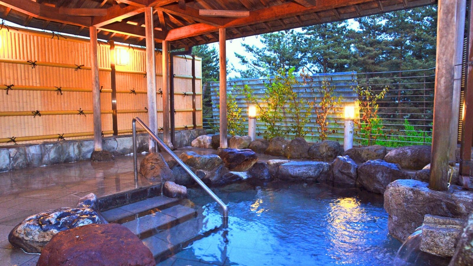 【露天風呂（夕景）】 空の色が変わるひととき、風景を湯船から楽しめます。