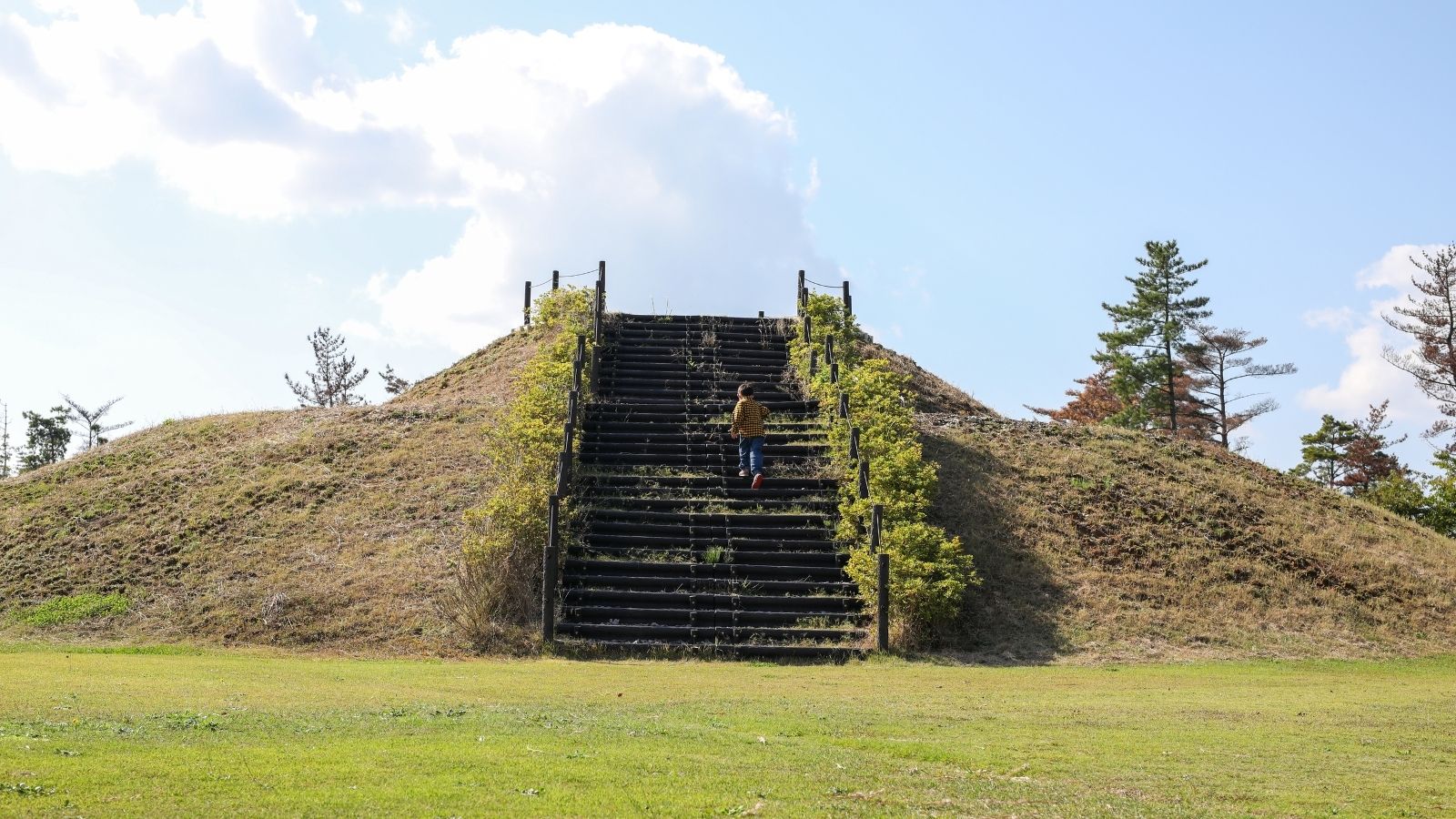 【外遊びスペース】芝生広場でのびのび遊べる、ファミリーに嬉しいエリア。
