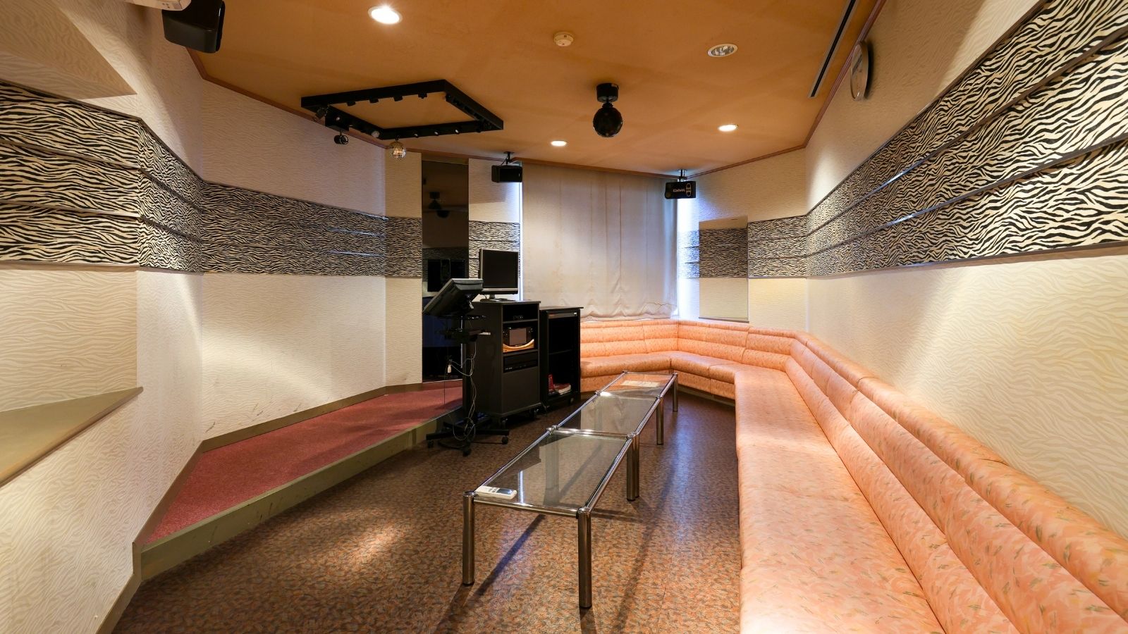 【カラオケルーム】通信カラオケ完備で歌い放題