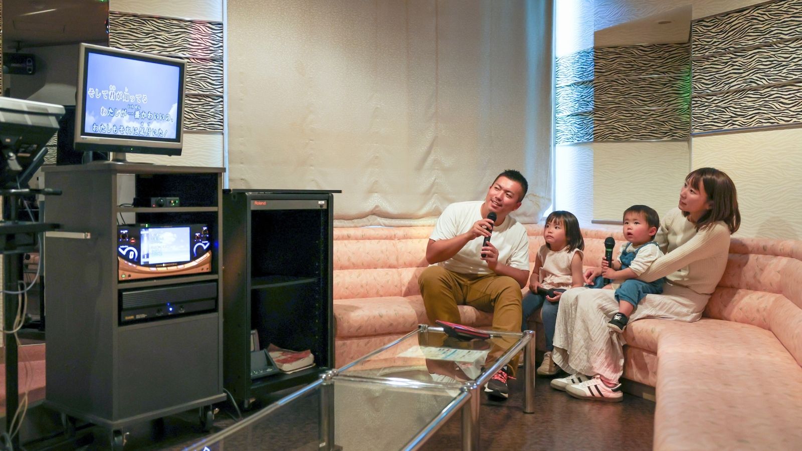 【カラオケルーム】通信カラオケ完備で歌い放題