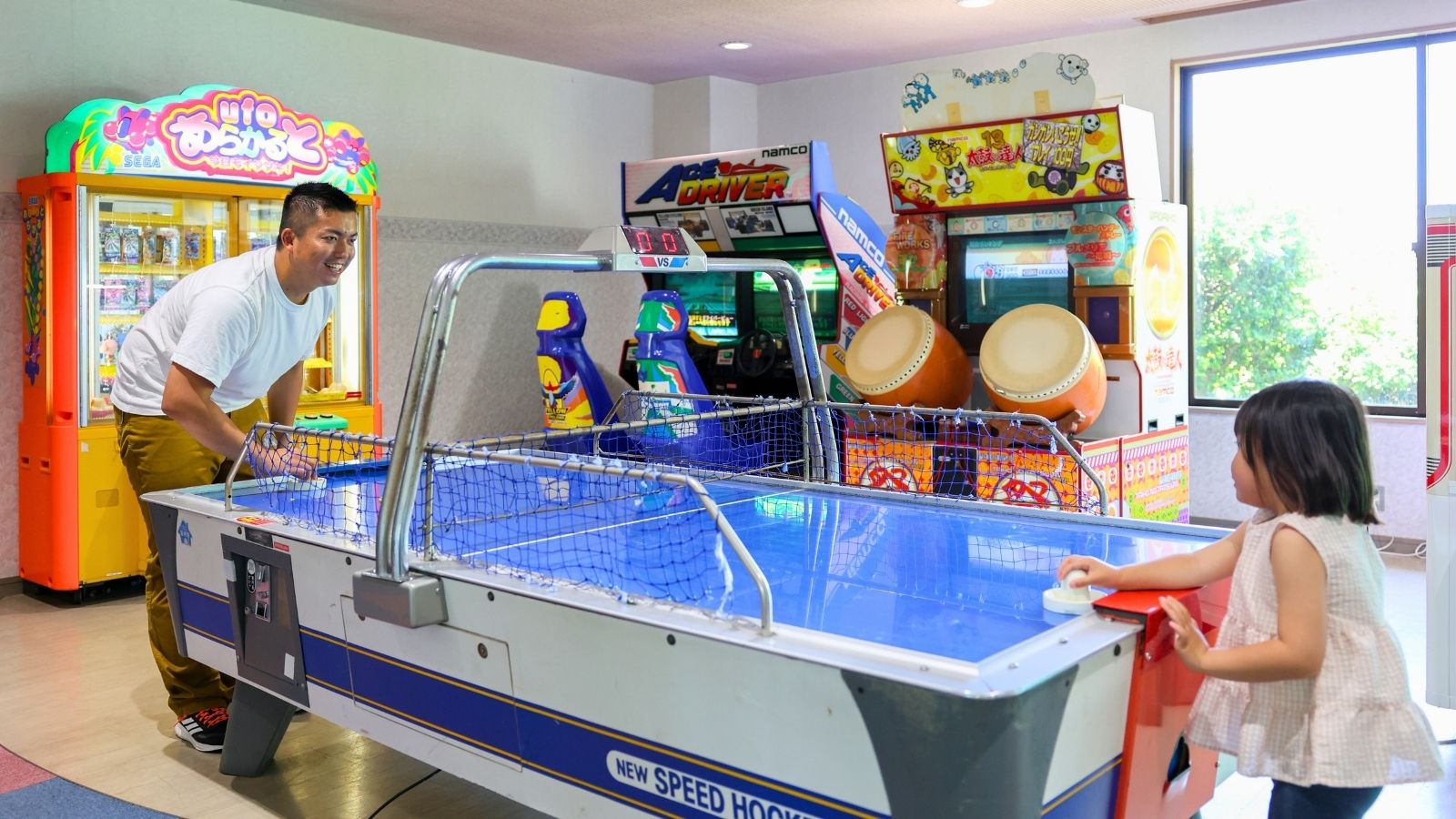 【ゲームコーナー】UFOキャッチャーやエアホッケーが充実