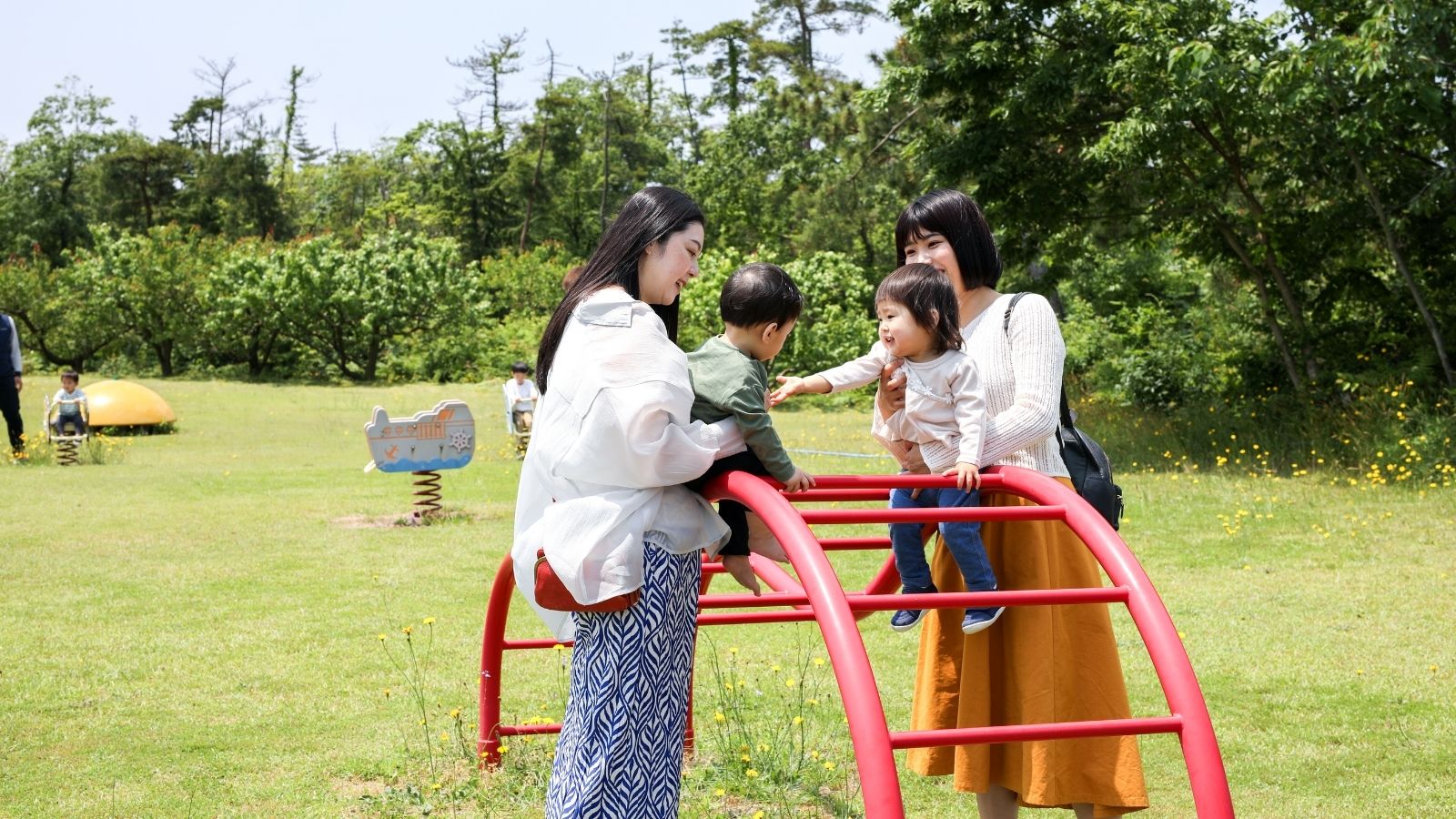 【遊具コーナー】ブランコや滑り台で思いっきり体を動かしてリフレッシュ！