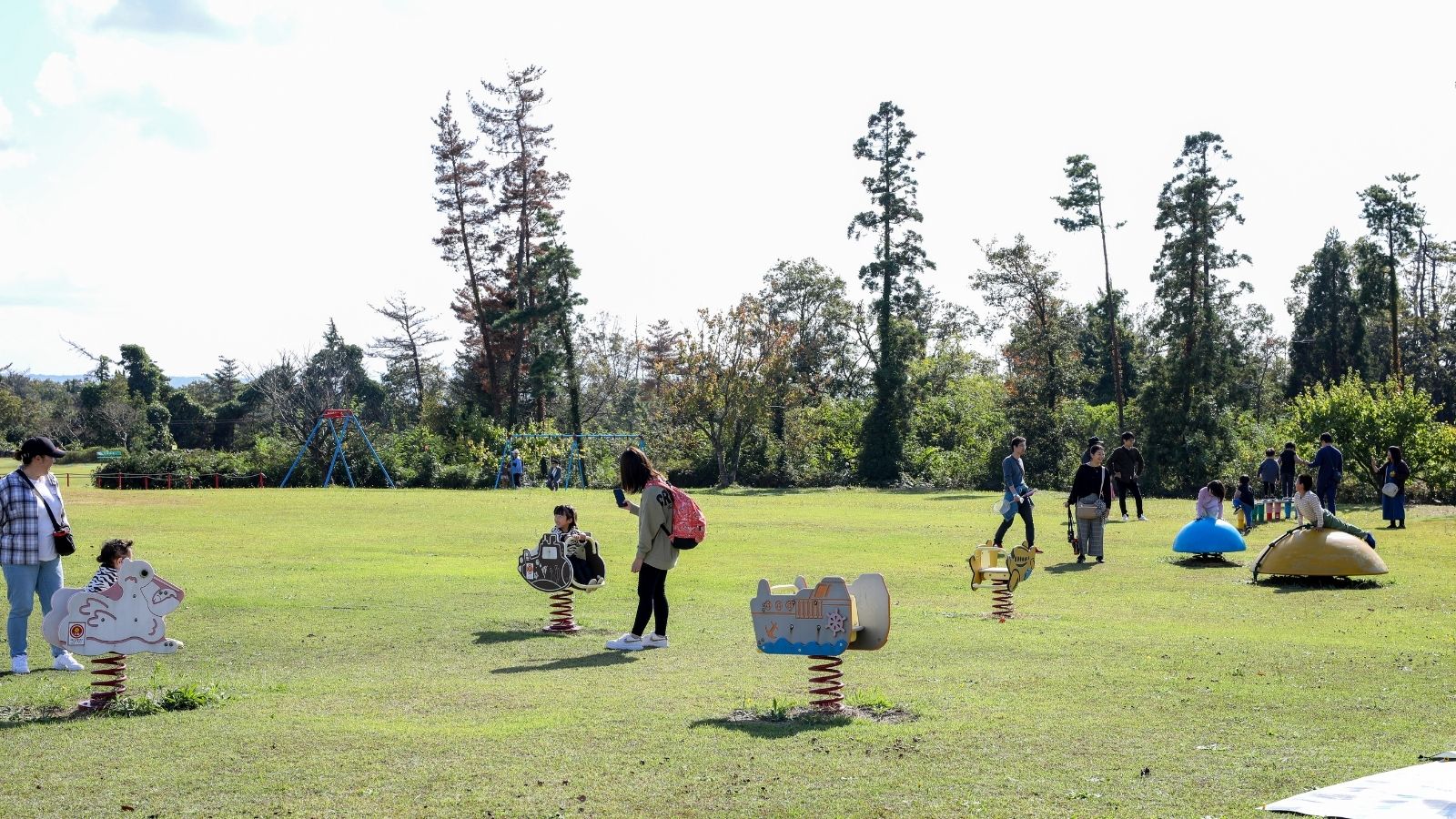 【遊具コーナー】ブランコや滑り台で思いっきり体を動かしてリフレッシュ！