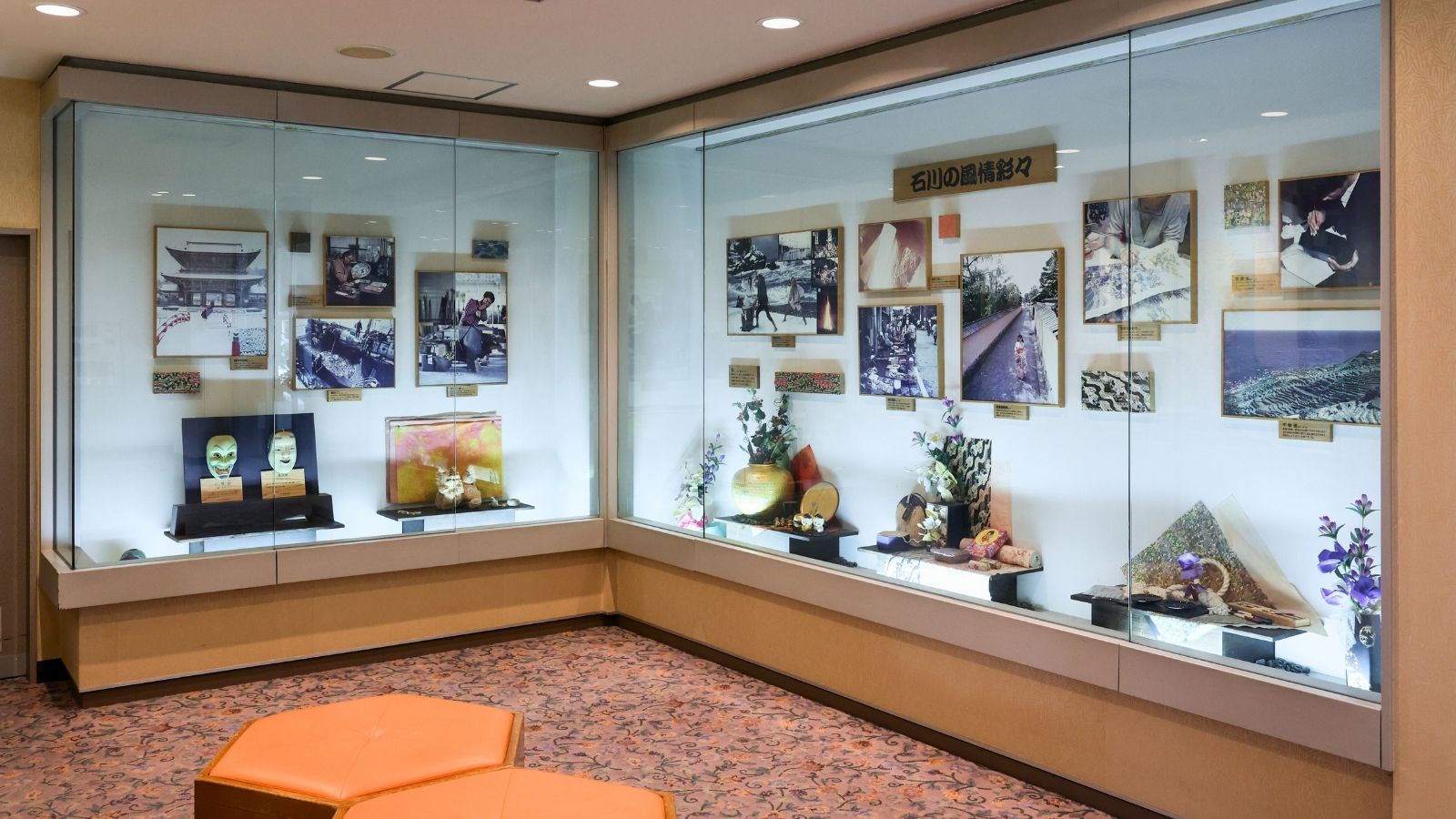 【ロビー展示コーナー】地域文化を伝える展示コーナー。