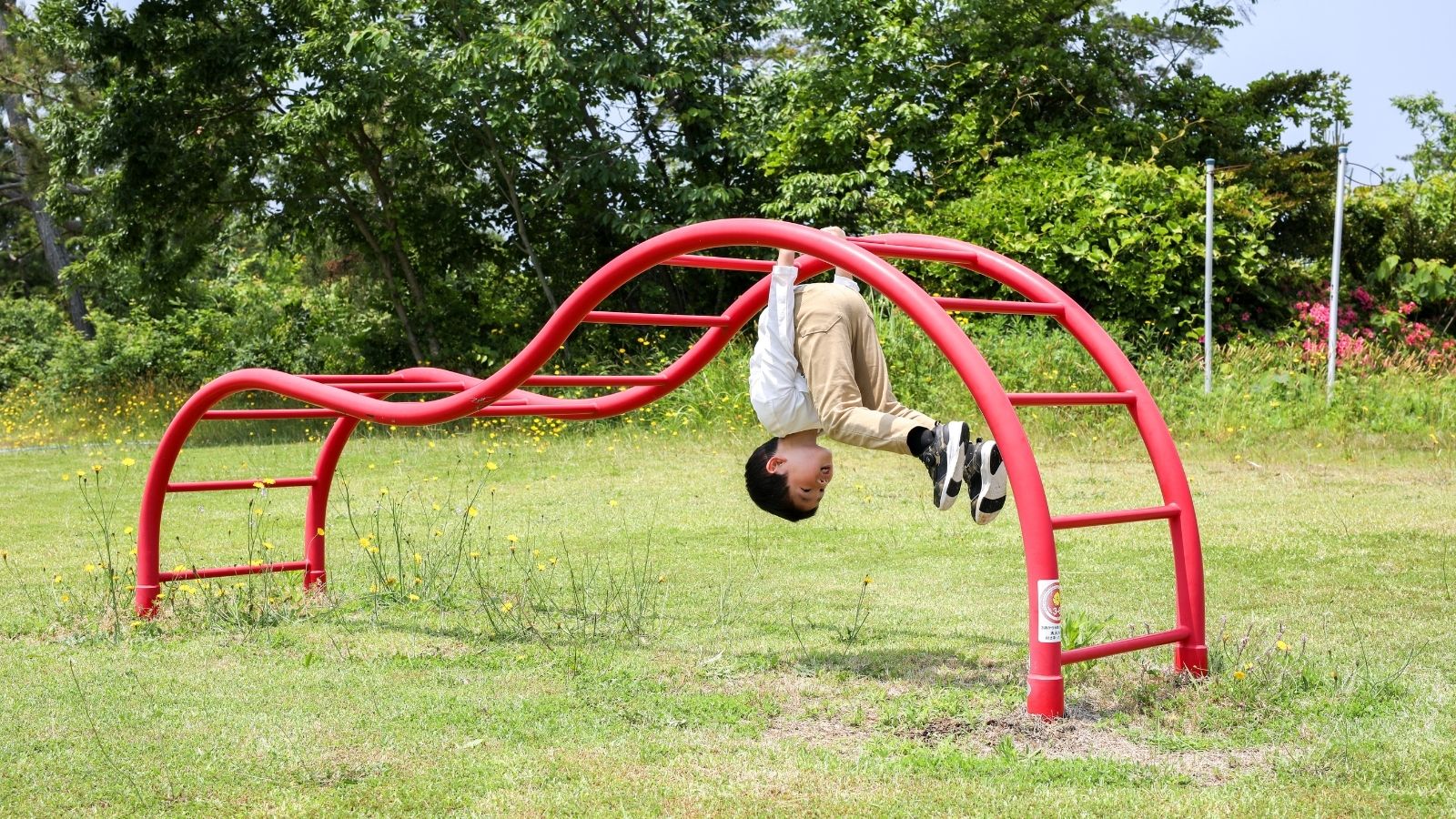 【遊具コーナー】ブランコや滑り台で思いっきり体を動かしてリフレッシュ！