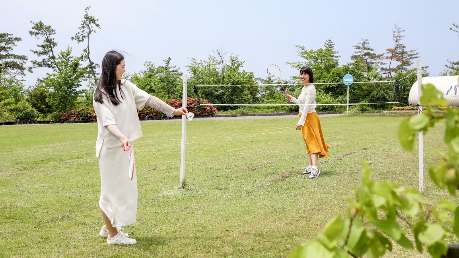 【外遊びスペース】芝生広場でのびのび遊べる、ファミリーに嬉しいエリア。