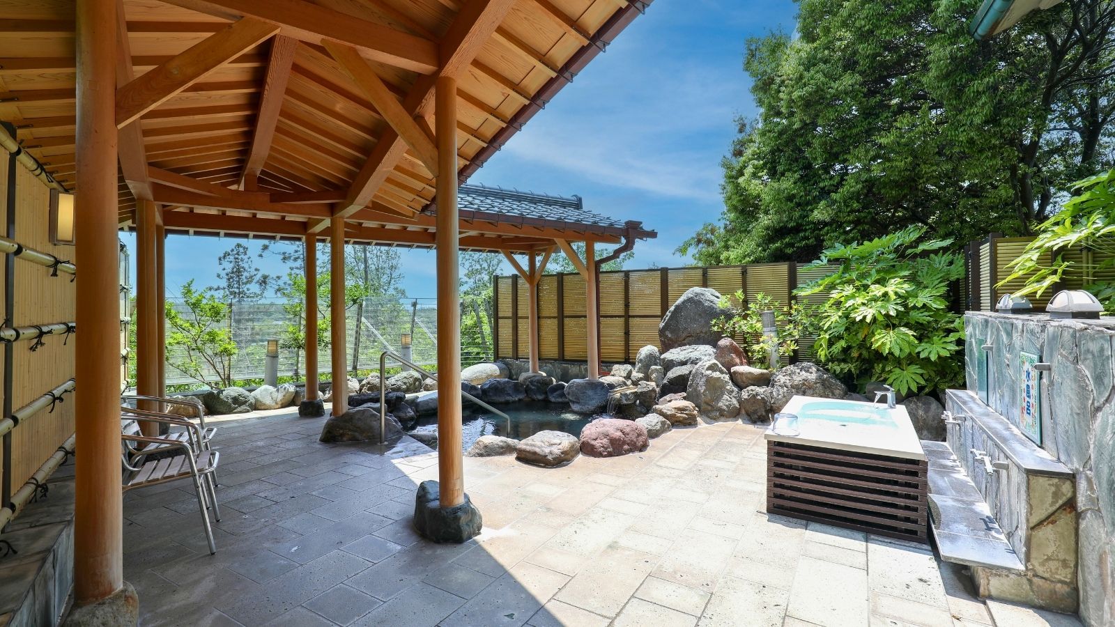 .【露天水風呂】四季折々の自然を感じる露天風呂。