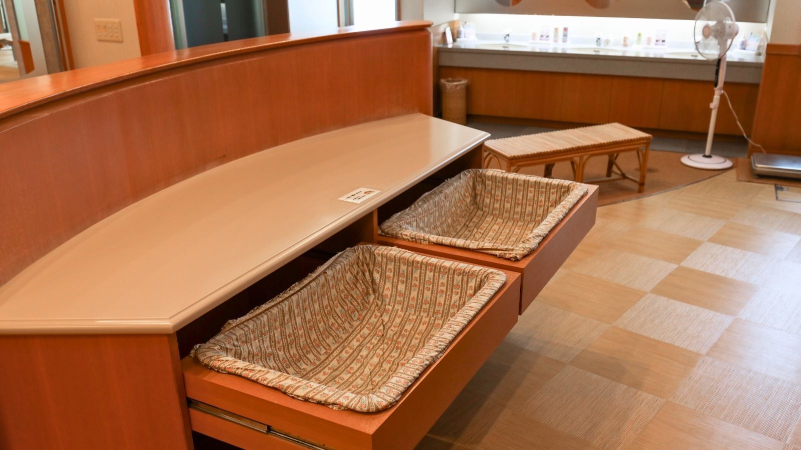 【脱衣所】広々とした空間と整理された棚で快適に