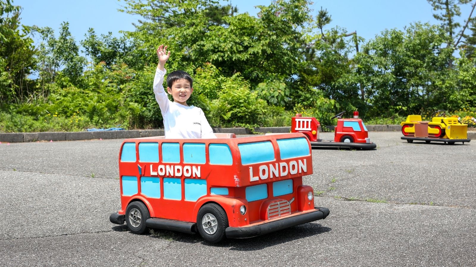 【バッテリーカー】好きな車に乗って自由にドライブ！小さなお子さまにも大人気。