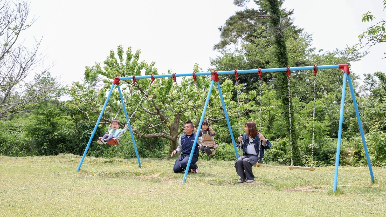 【遊具コーナー】ブランコや滑り台で思いっきり体を動かしてリフレッシュ！