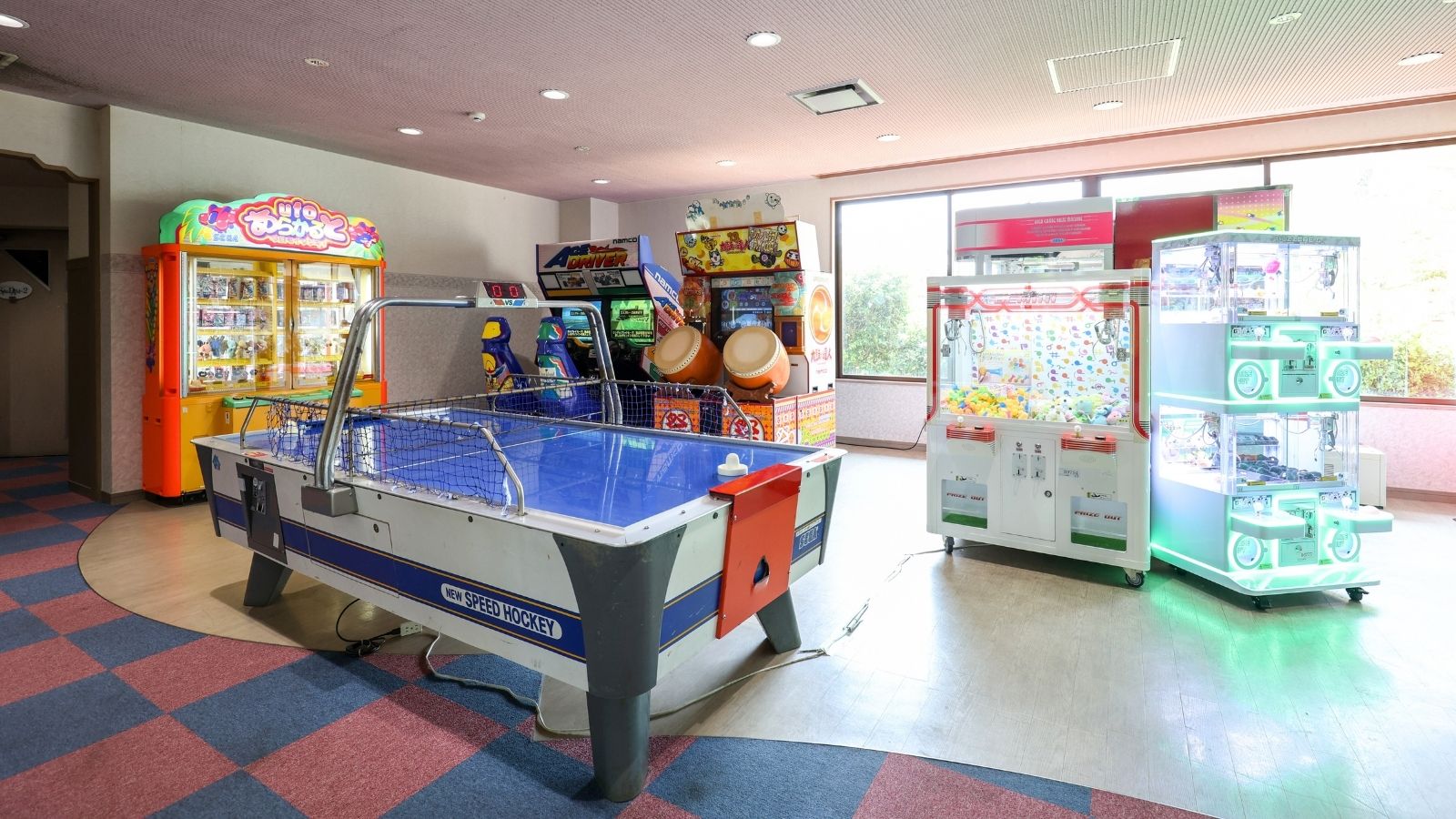 【ゲームコーナー】UFOキャッチャーやエアホッケーが充実