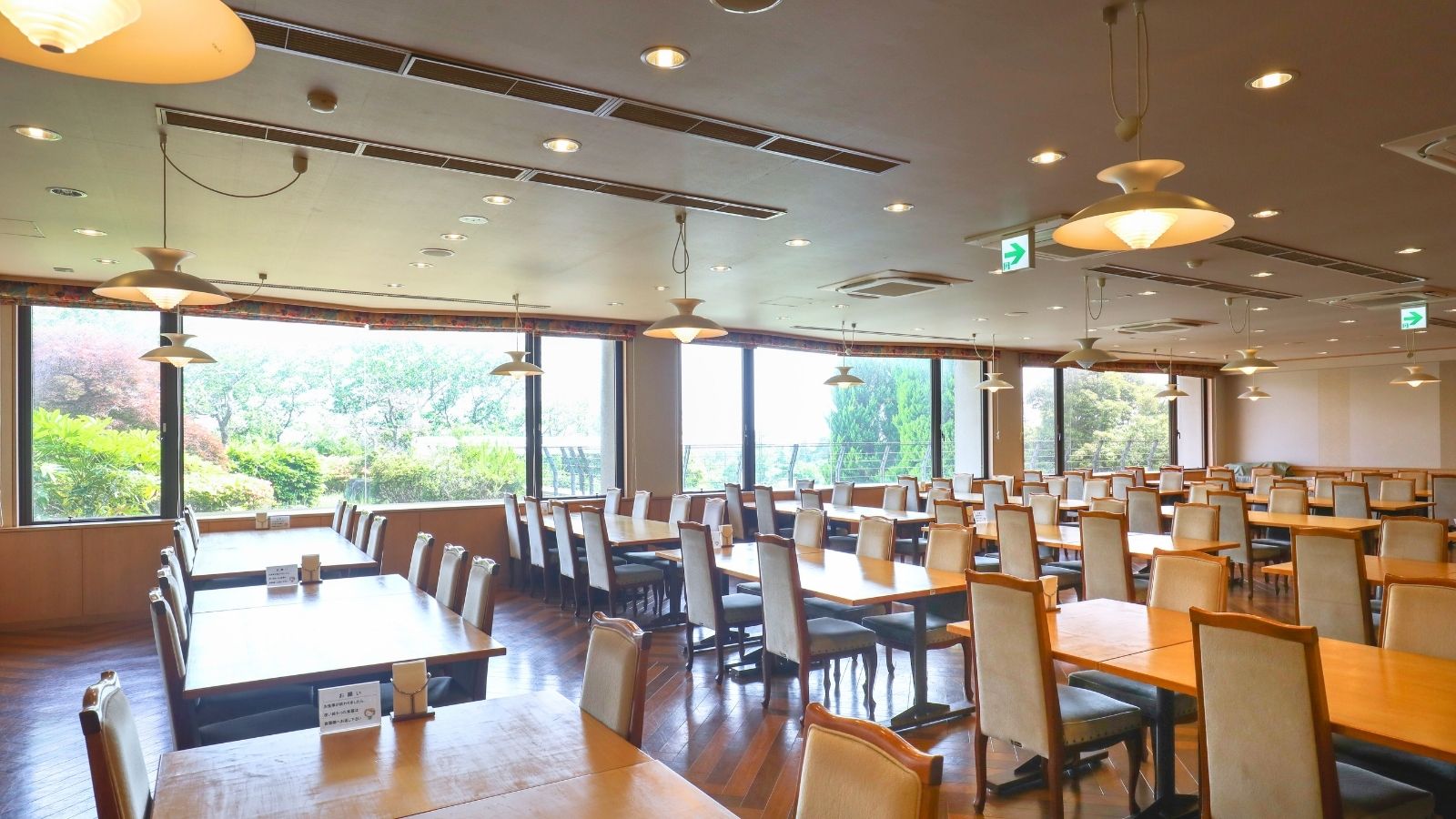 【レストラン 花】120席の広々空間で朝食・昼食を