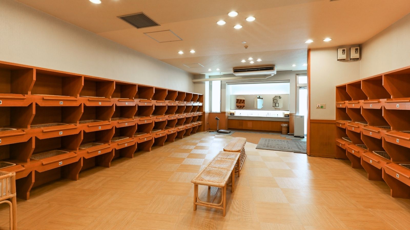 【脱衣所】広々とした空間と整理された棚で快適に