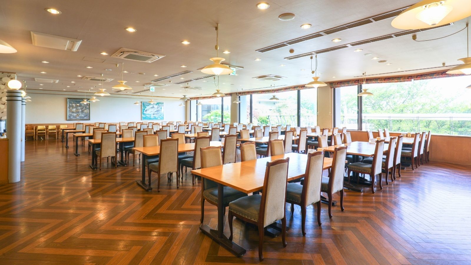 【レストラン 花】120席の広々空間で朝食・昼食を