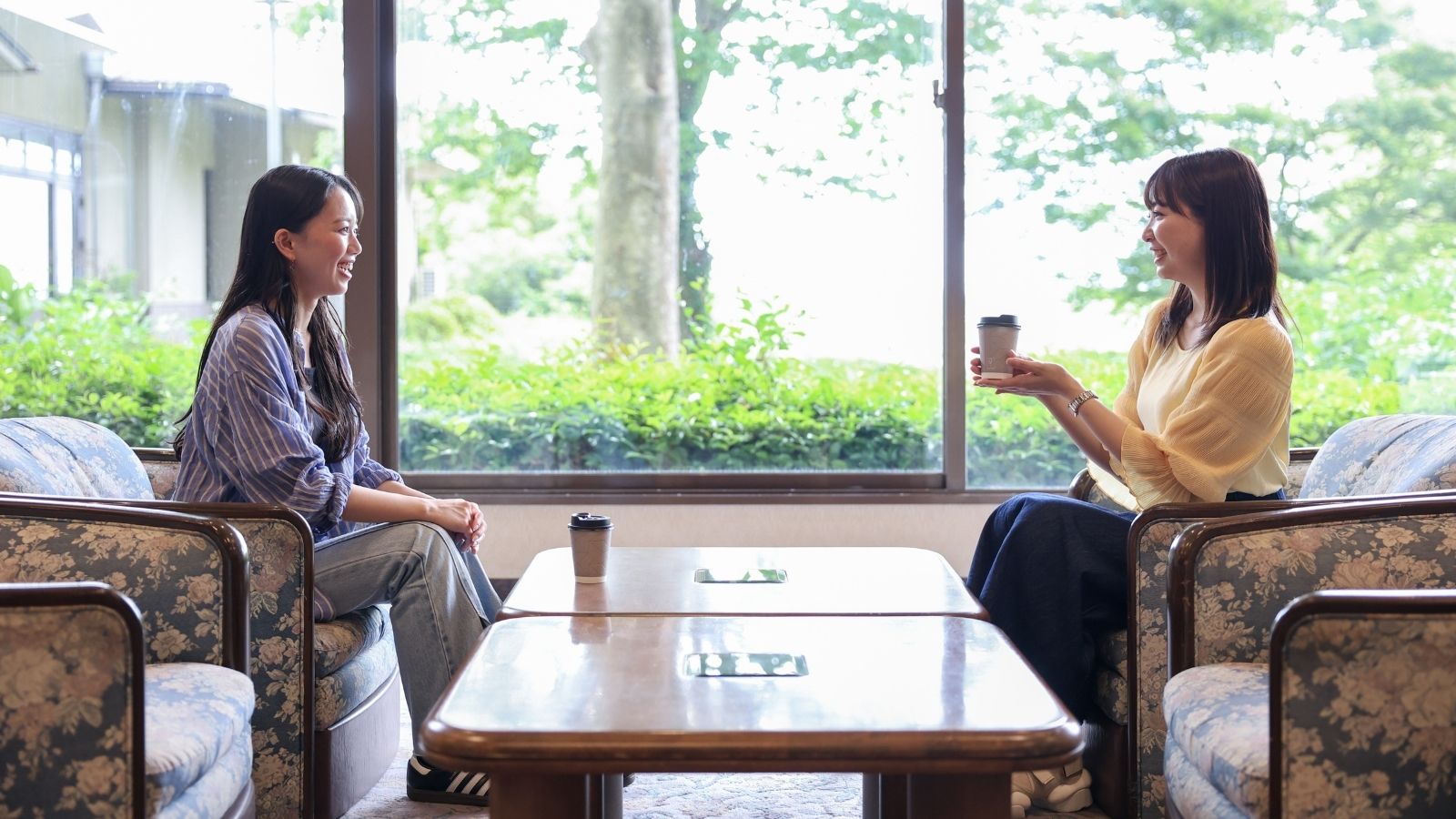 【休憩スペース】窓からの緑を眺めながら語らう、くつろぎの時間。