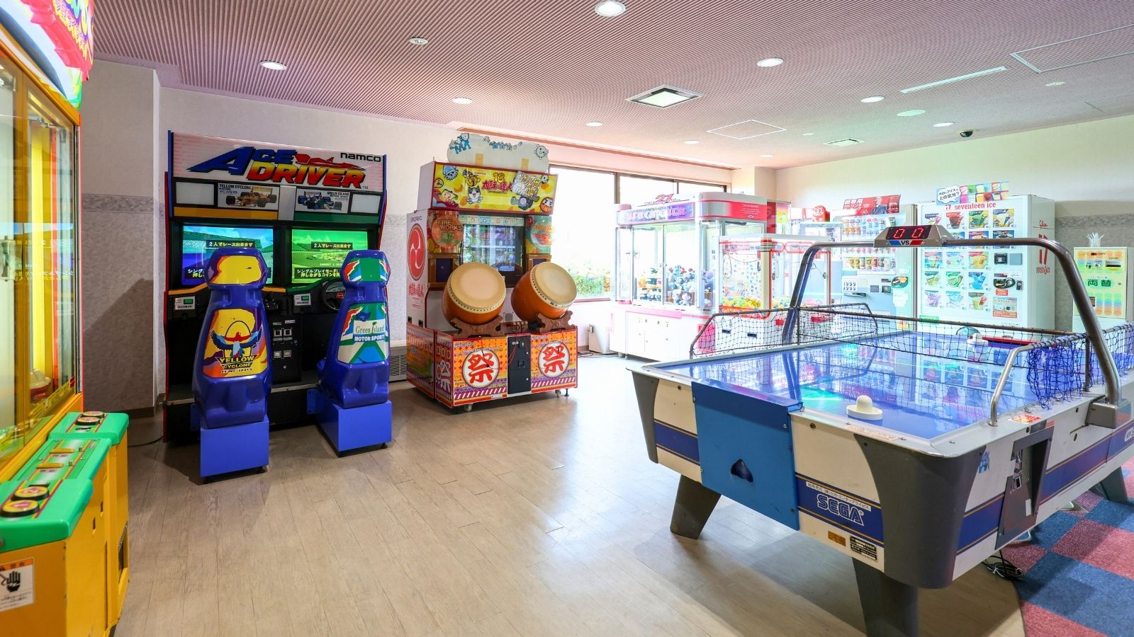 【ゲームコーナー】UFOキャッチャーやエアホッケーが充実