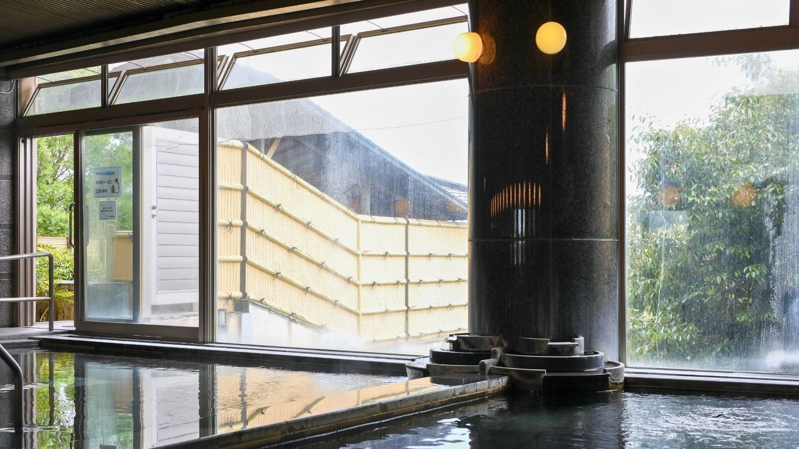 【大浴場】 広々とした内湯で、心身ともにリラックス。