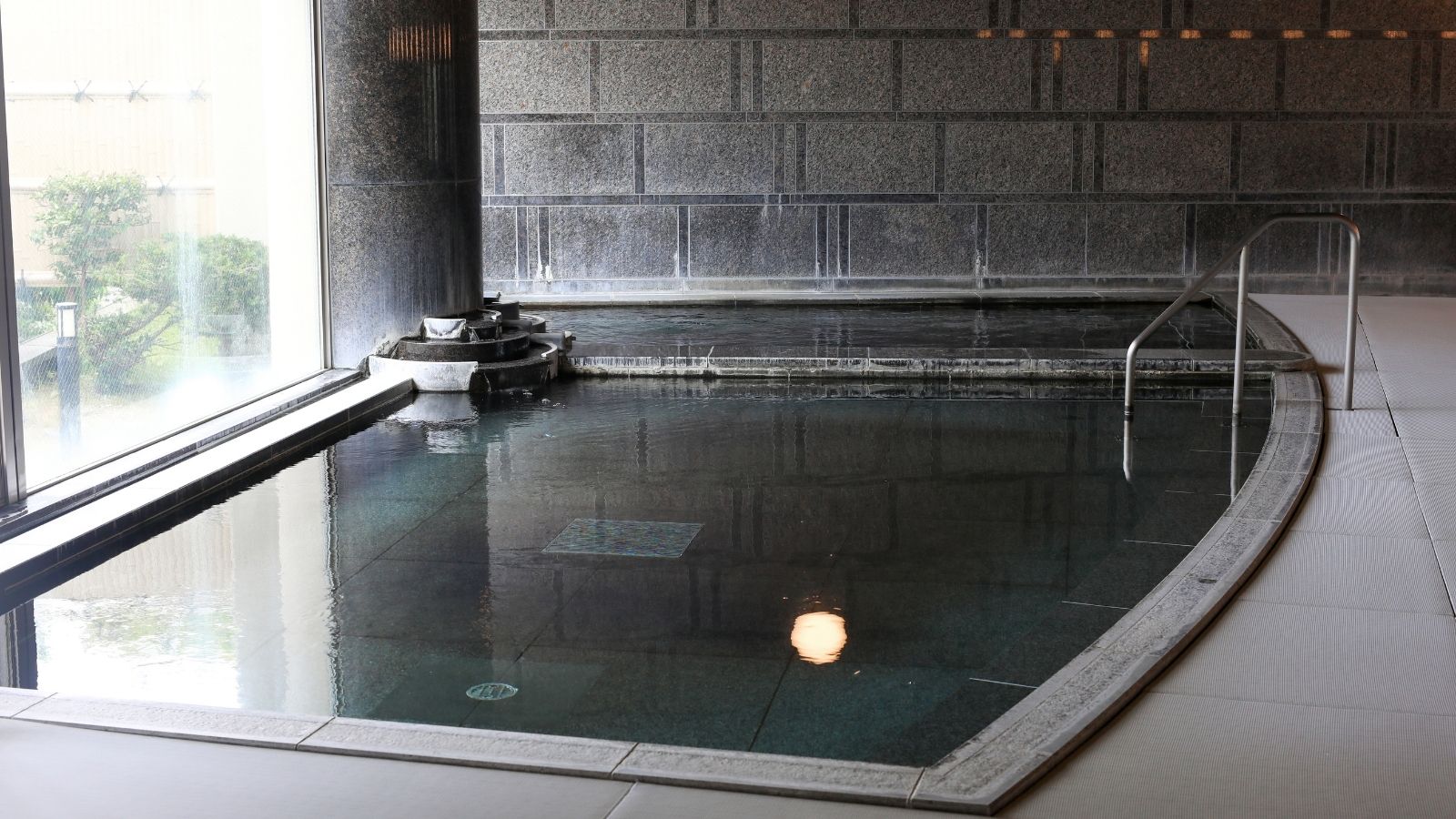 【大浴場】 広々とした内湯で、心身ともにリラックス。