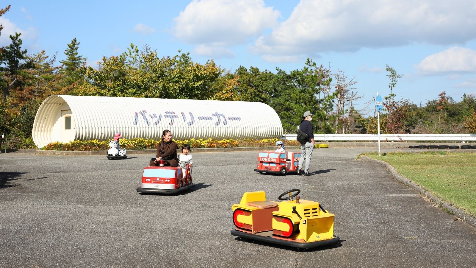 【バッテリーカー】好きな車に乗って自由にドライブ！小さなお子さまにも大人気。
