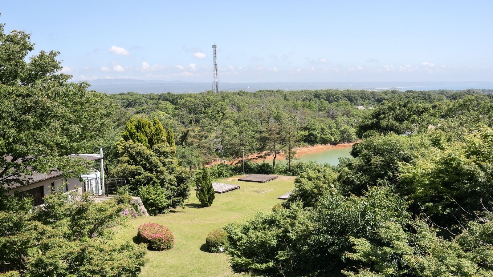 【外観（昼）】自然に囲まれた穏やかな佇まい。心地よい風景がお出迎え。