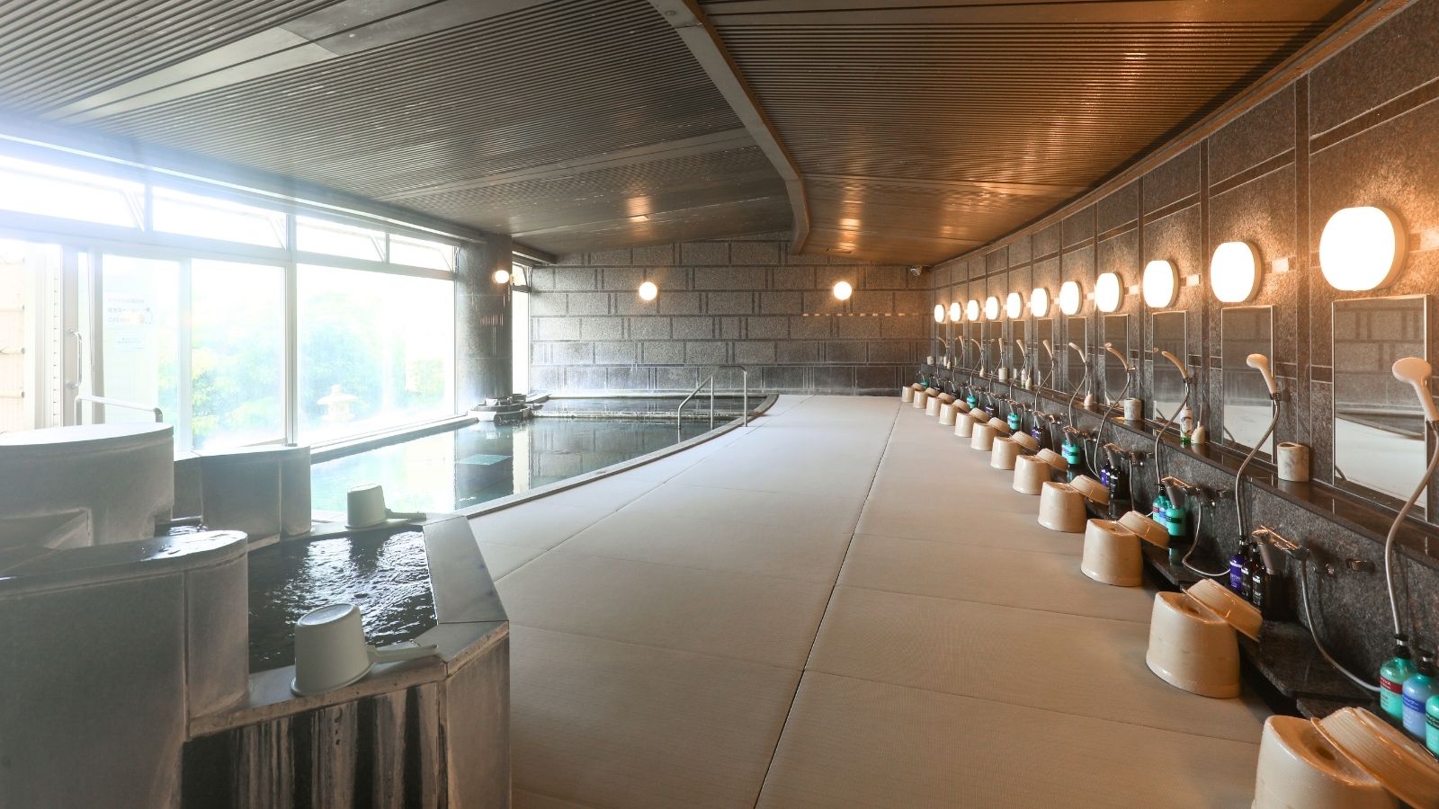 【畳敷き浴場】滑りにくく快適な湯あみ空間