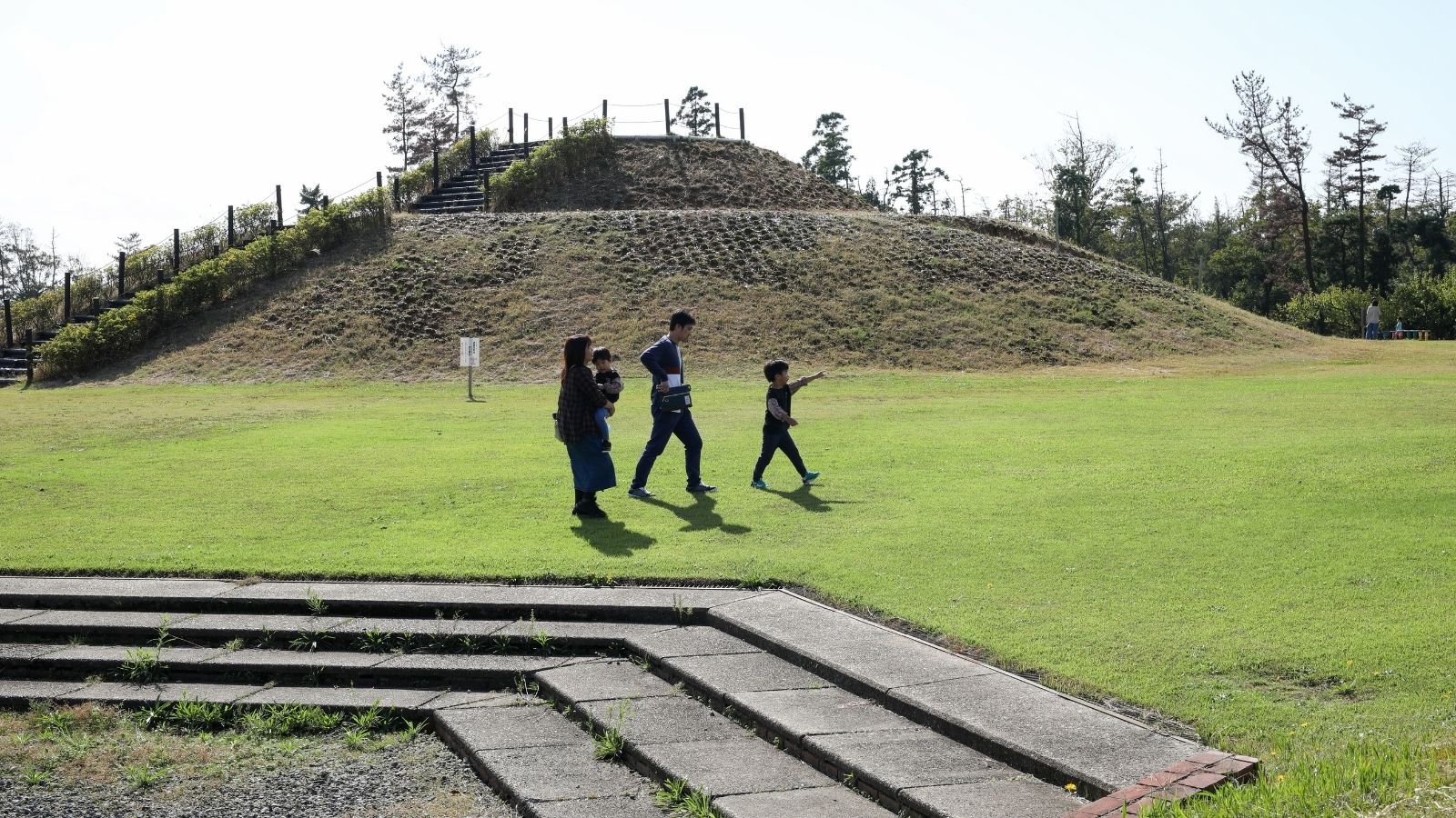 【外遊びスペース】芝生広場でのびのび遊べる、ファミリーに嬉しいエリア。