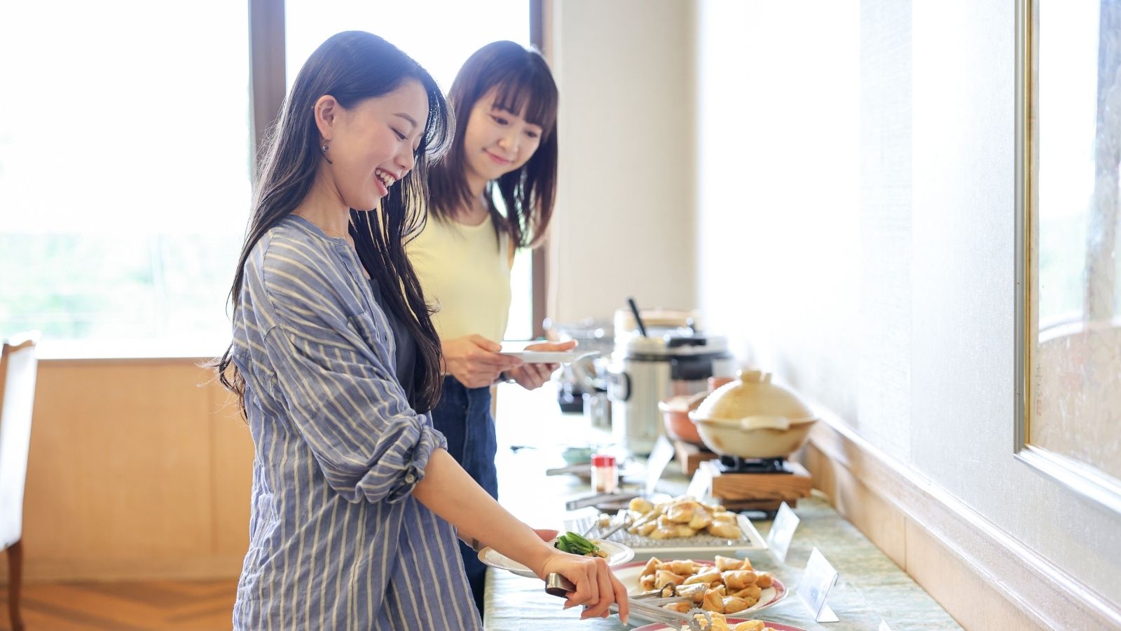 バイキング朝食　食事風景