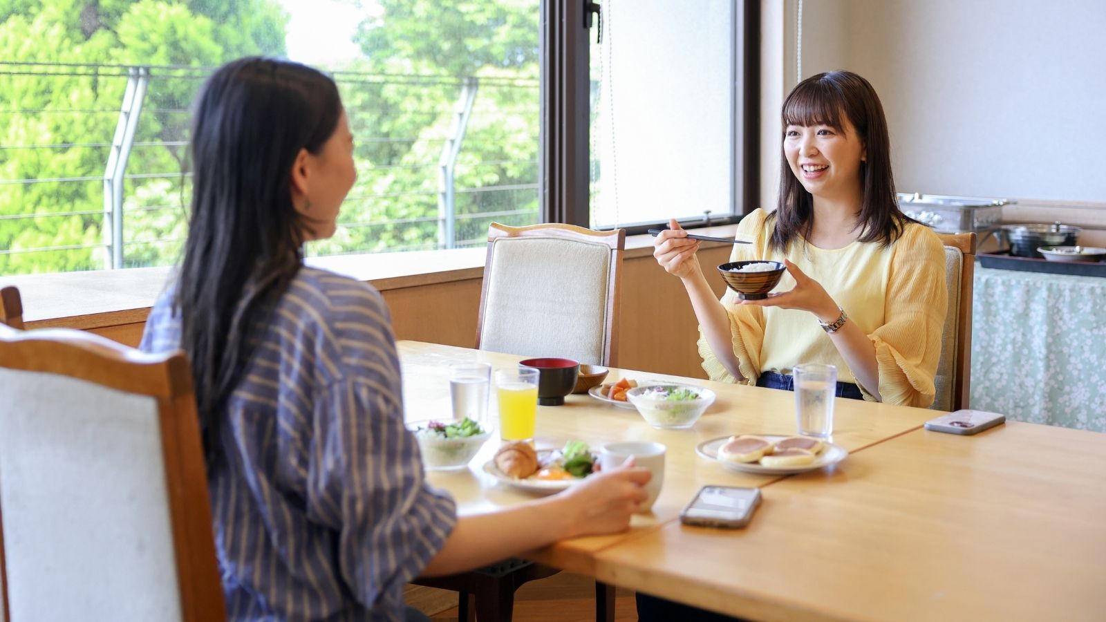 バイキング朝食　食事風景