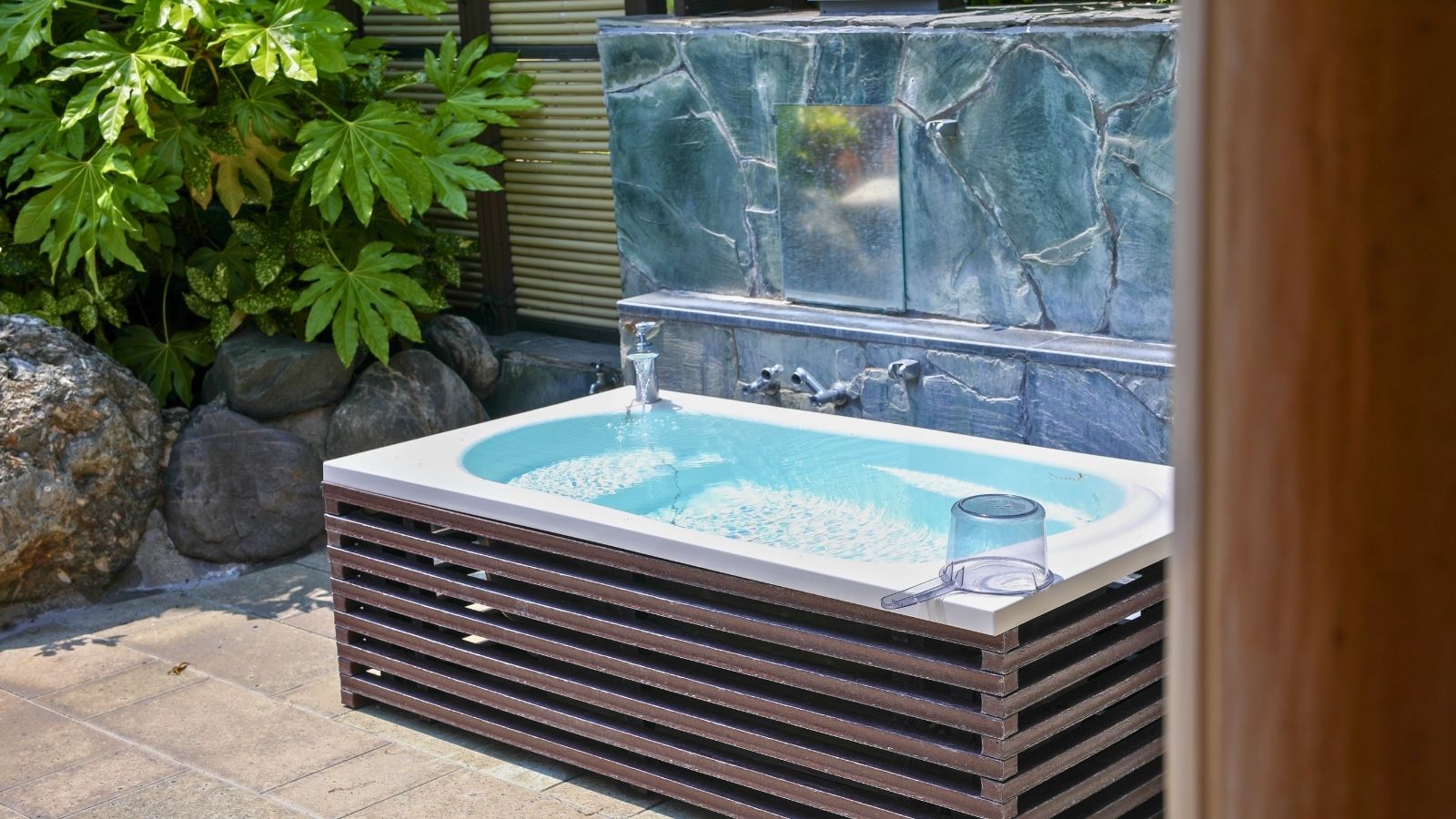 【露天水風呂】四季折々の自然を感じる露天風呂。