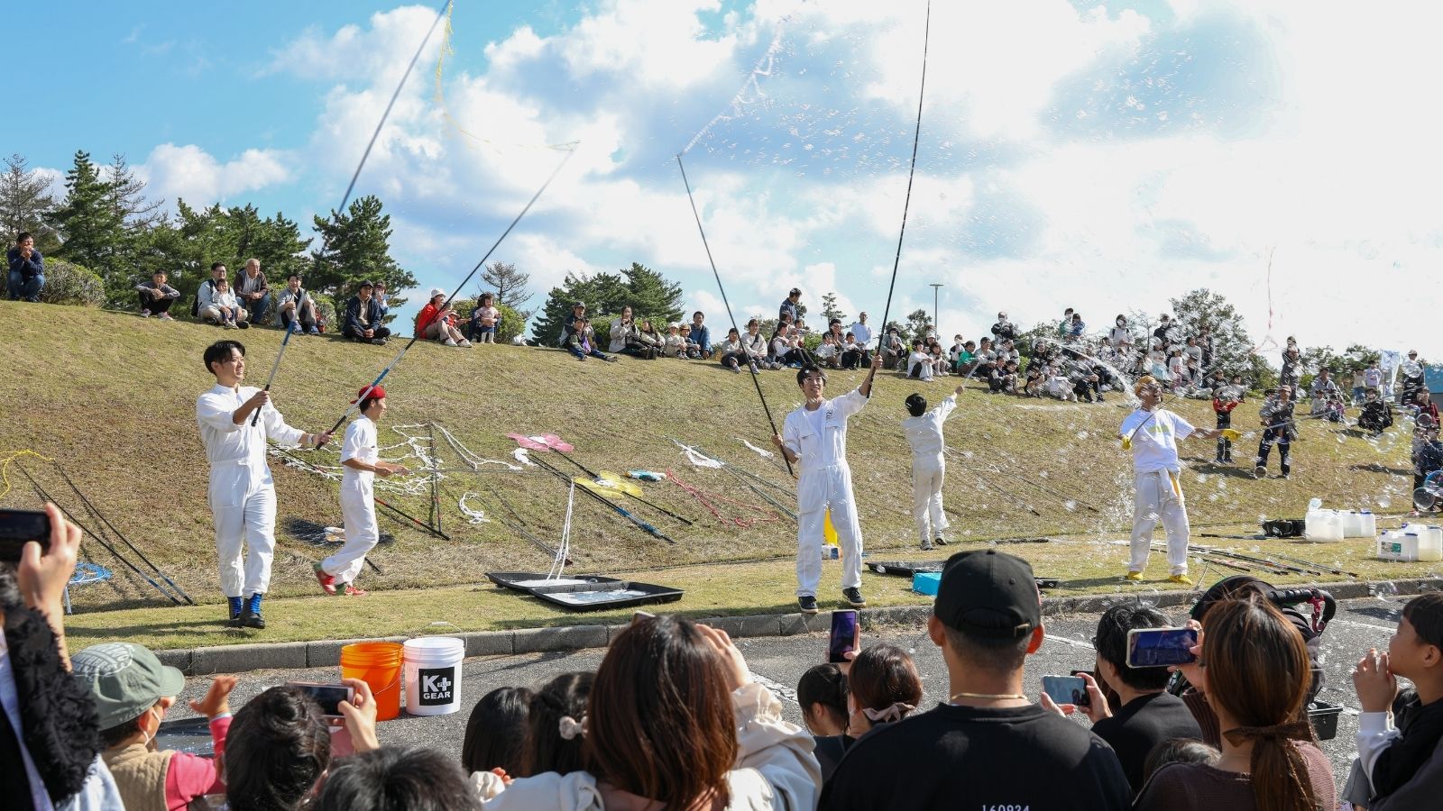 【しゃぼん玉ショー】空いっぱいに広がるシャボン玉に、子どもも大人も夢中！